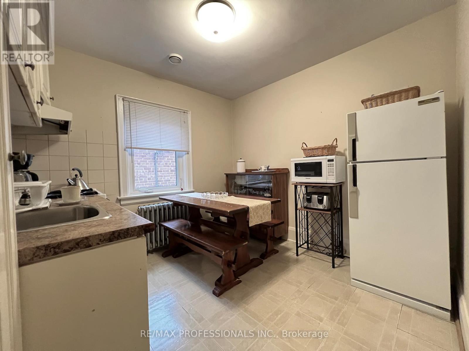 33 Chandos Avenue, Toronto, Ontario  M6H 2E6 - Photo 9 - W12477277