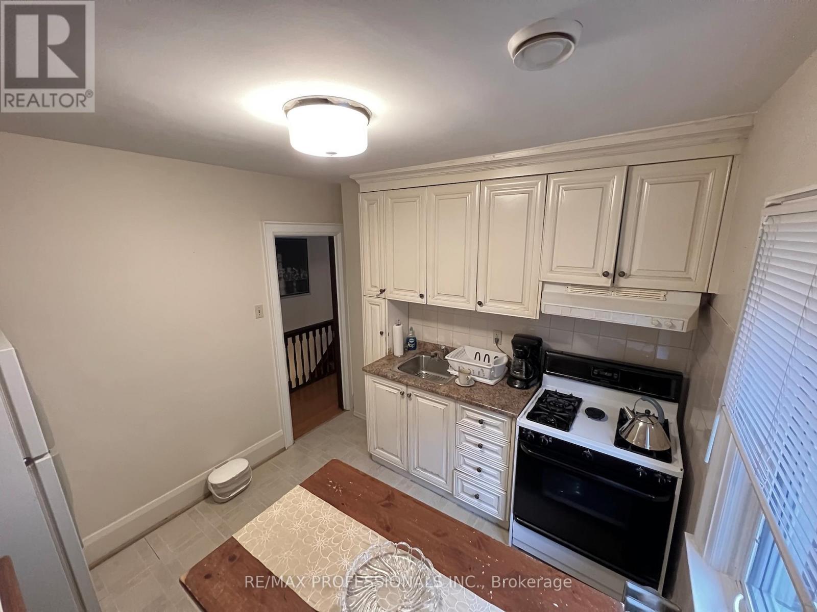 33 Chandos Avenue, Toronto, Ontario  M6H 2E6 - Photo 11 - W12477277