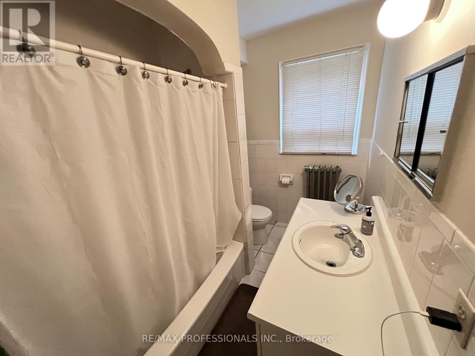 33 Chandos Avenue, Toronto, Ontario  M6H 2E6 - Photo 14 - W12477277