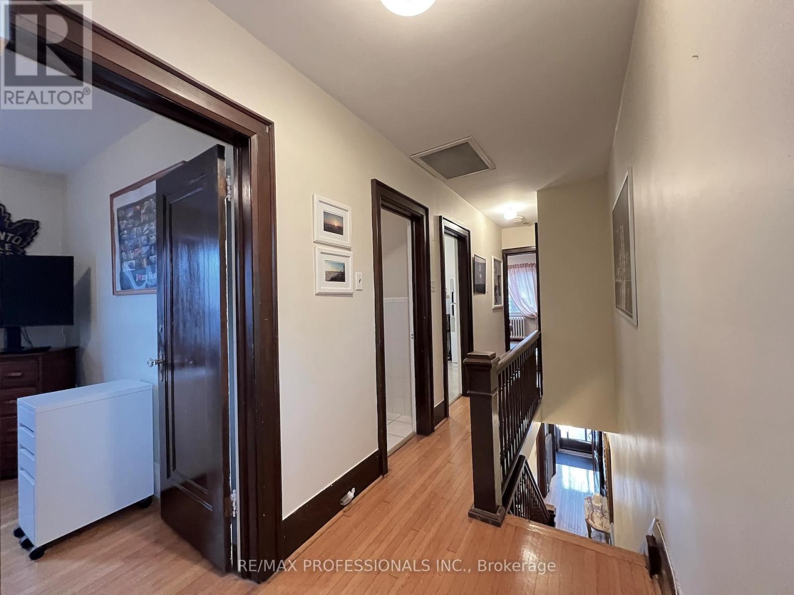 33 Chandos Avenue, Toronto, Ontario  M6H 2E6 - Photo 19 - W12477277