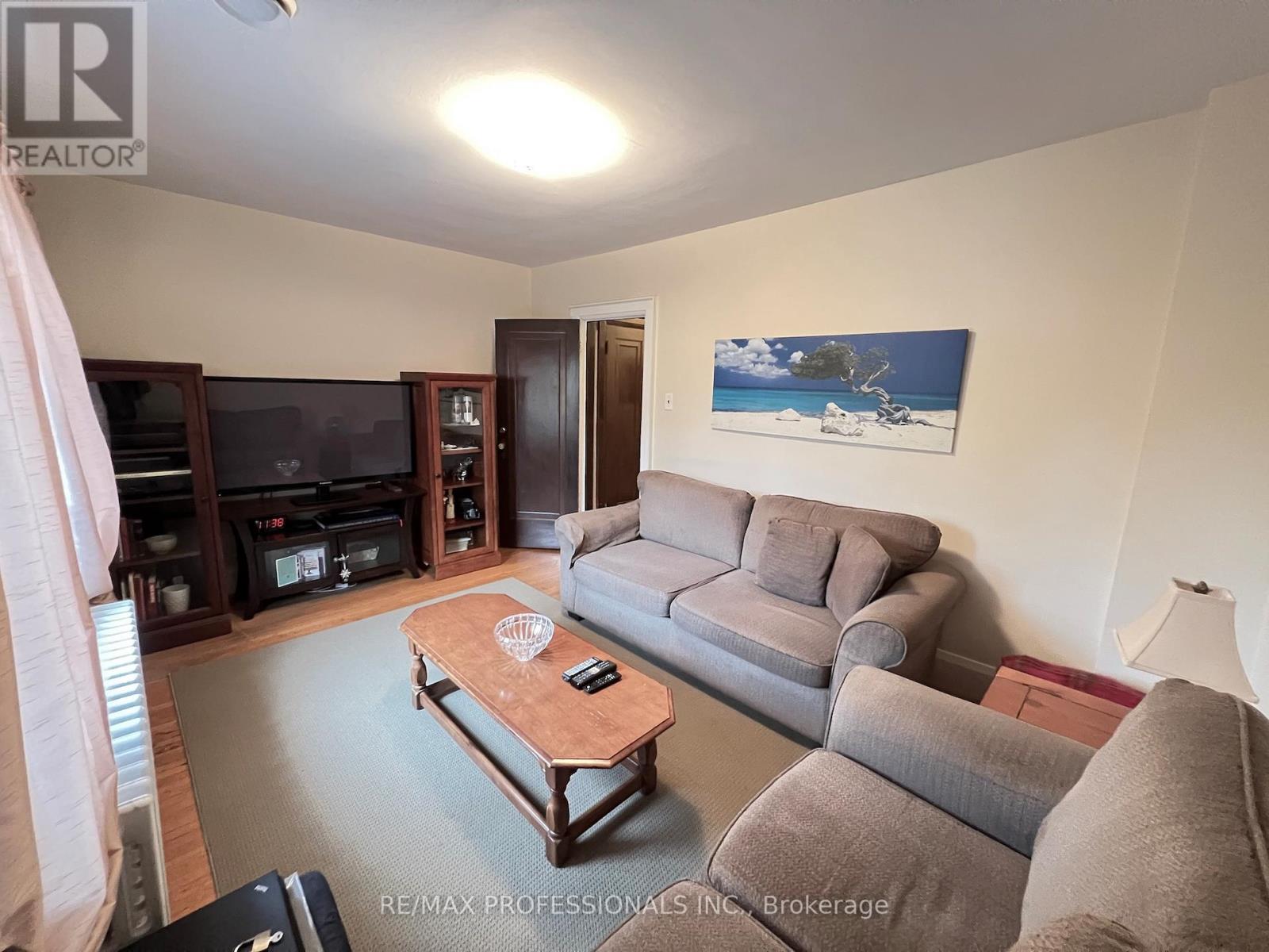 33 Chandos Avenue, Toronto, Ontario  M6H 2E6 - Photo 17 - W12477277