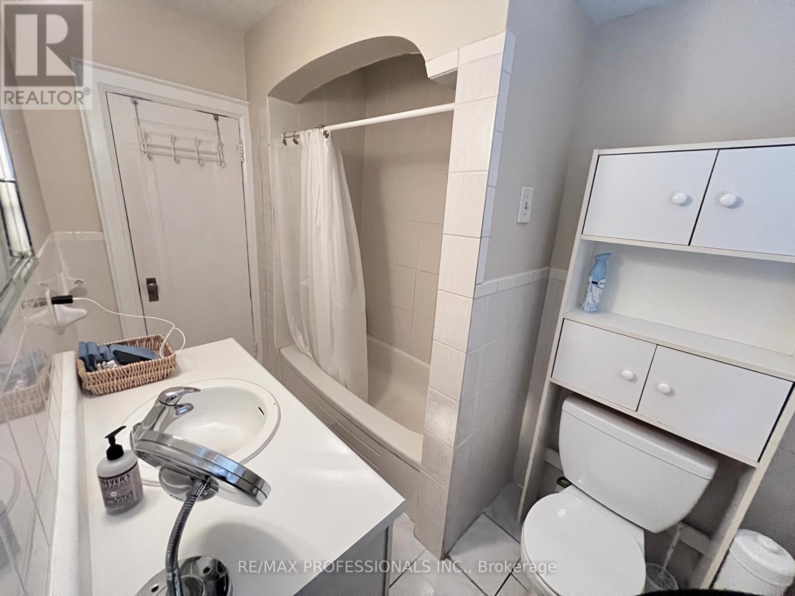 33 Chandos Avenue, Toronto, Ontario  M6H 2E6 - Photo 15 - W12477277