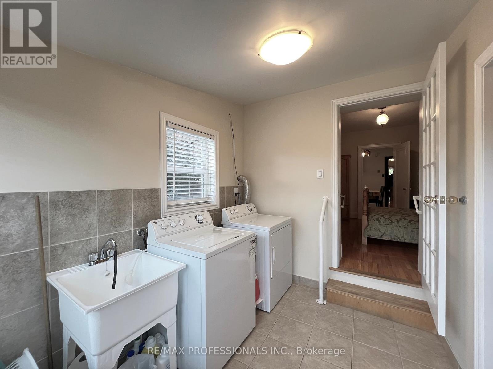 33 Chandos Avenue, Toronto, Ontario  M6H 2E6 - Photo 31 - W12477277