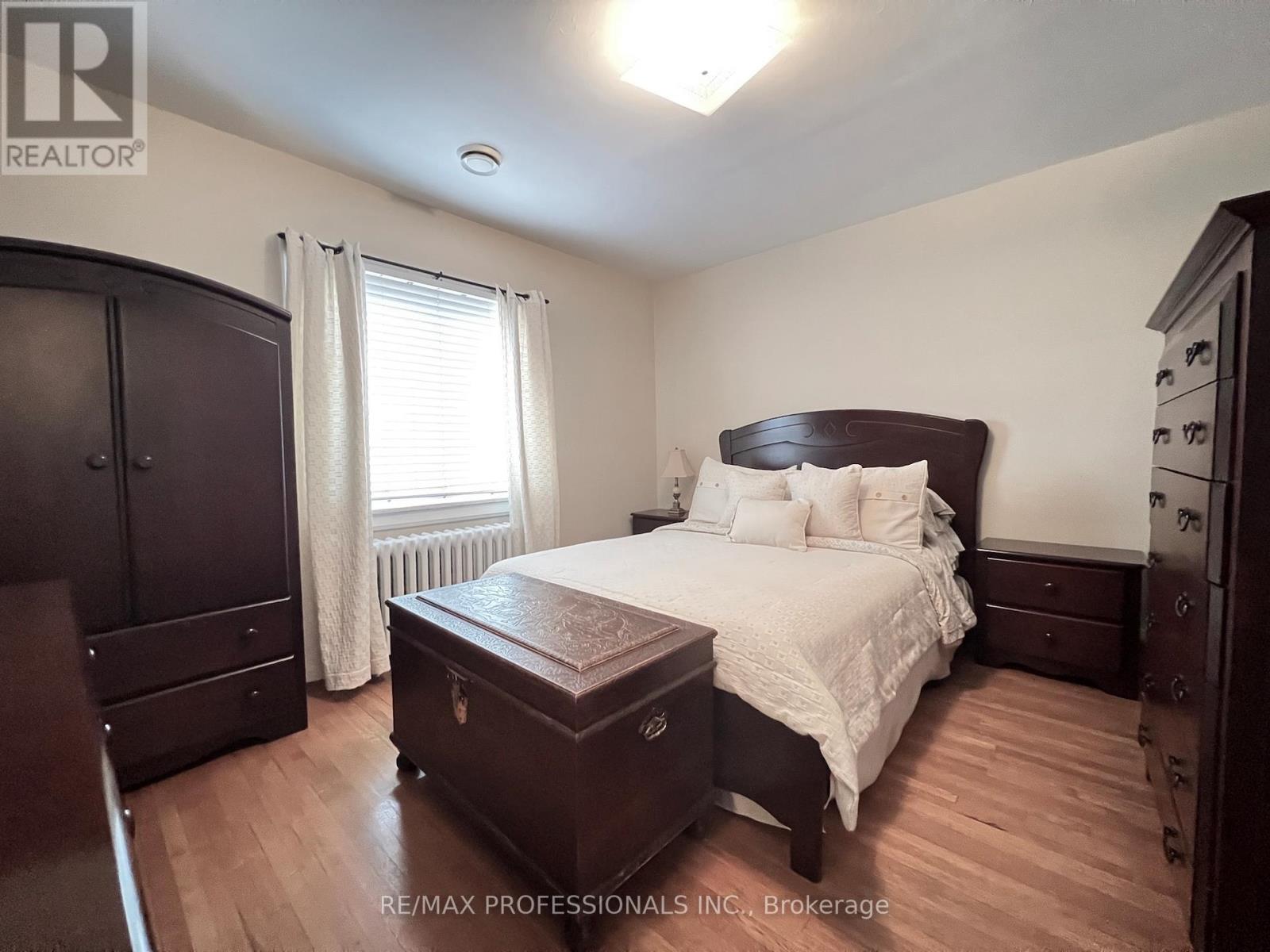 33 Chandos Avenue, Toronto, Ontario  M6H 2E6 - Photo 27 - W12477277