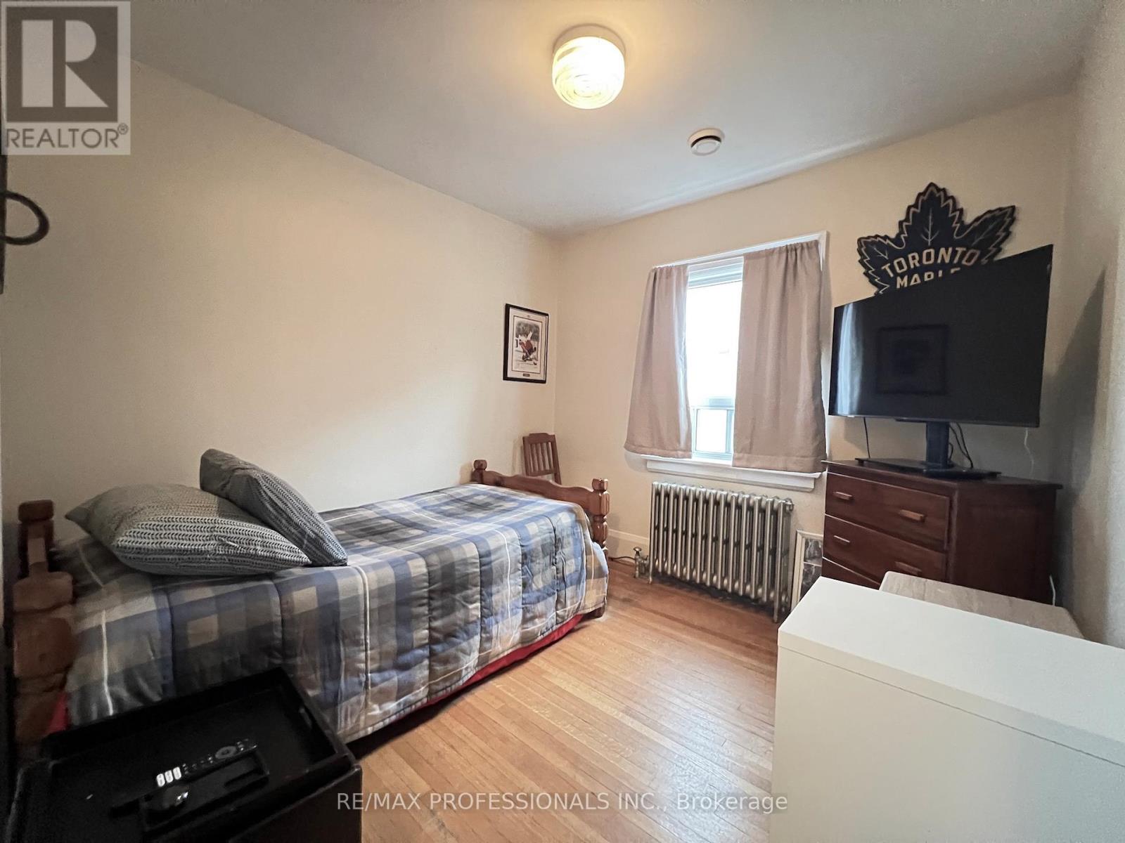 33 Chandos Avenue, Toronto, Ontario  M6H 2E6 - Photo 20 - W12477277