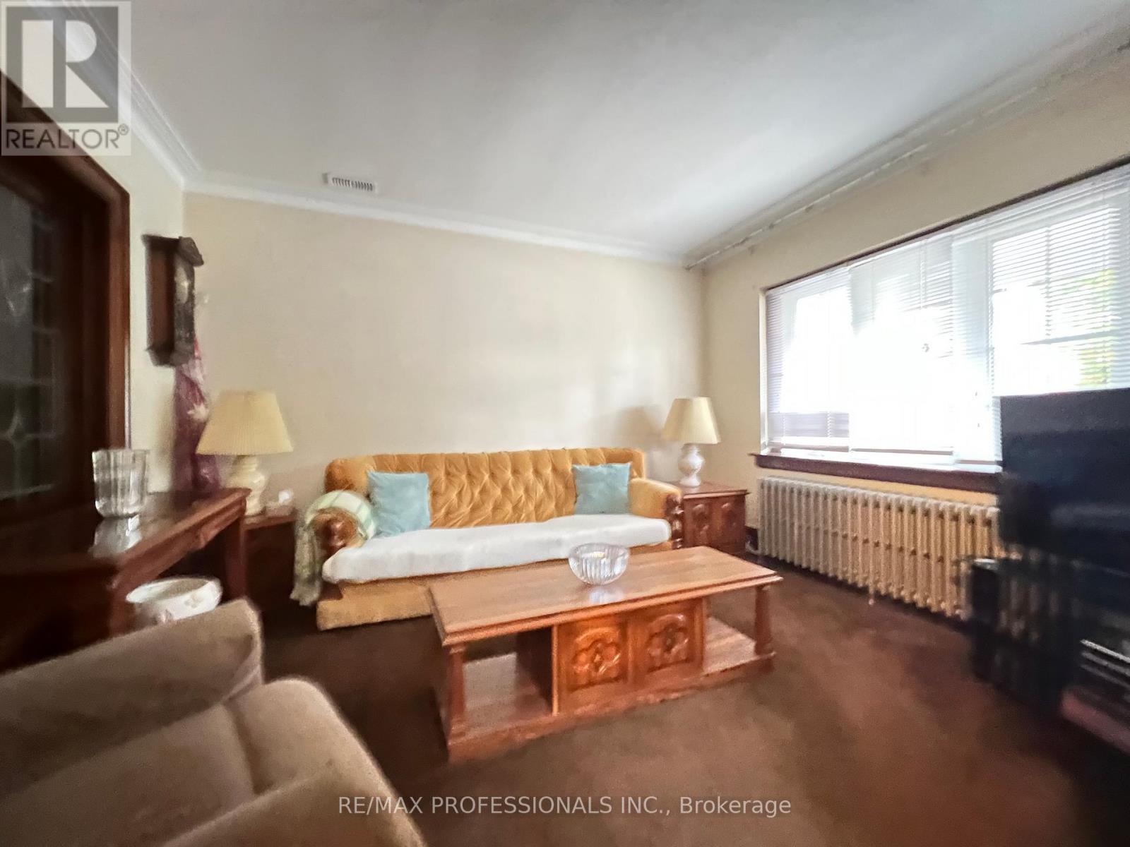33 Chandos Avenue, Toronto, Ontario  M6H 2E6 - Photo 6 - W12477277