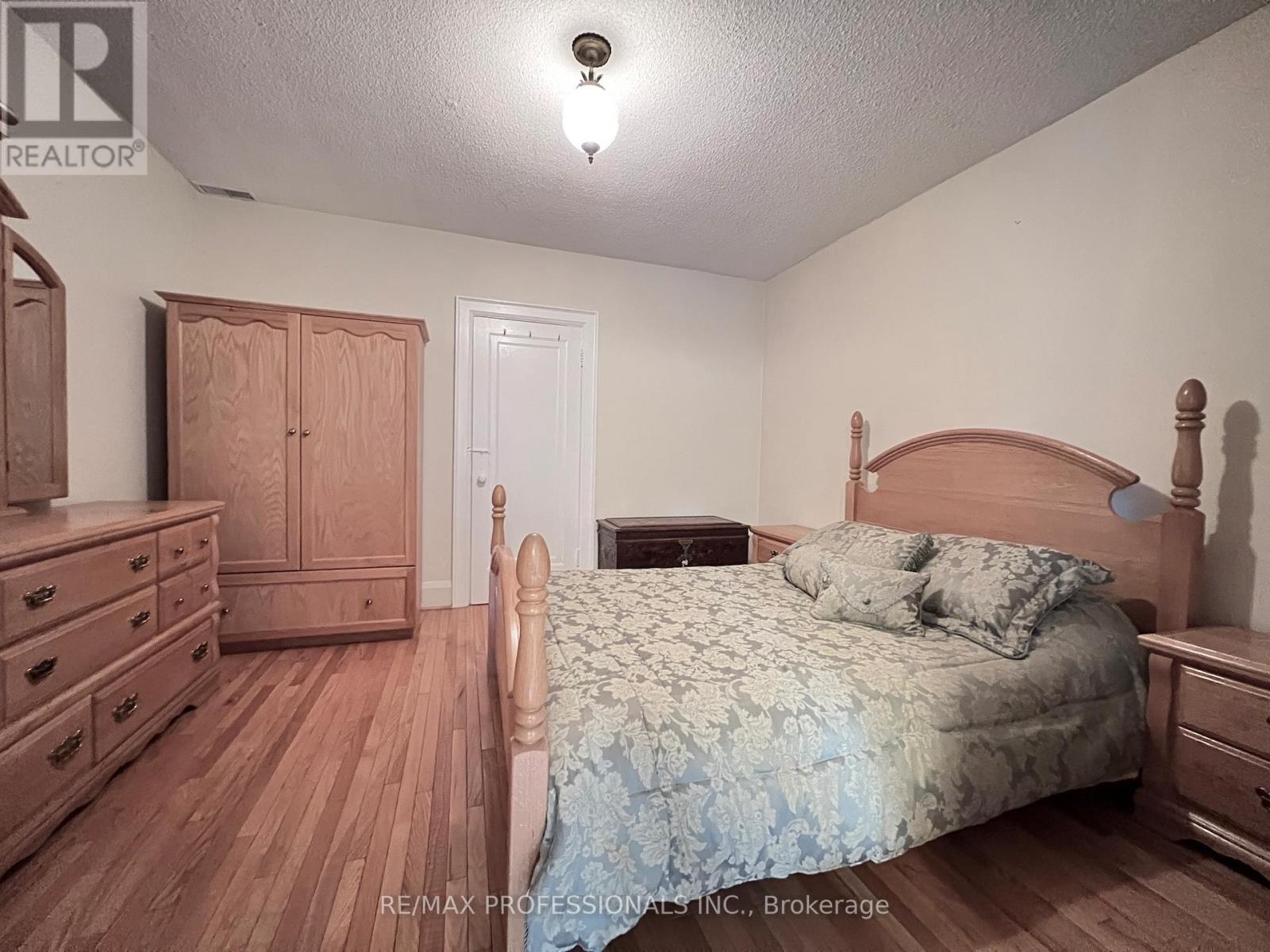 33 Chandos Avenue, Toronto, Ontario  M6H 2E6 - Photo 32 - W12477277