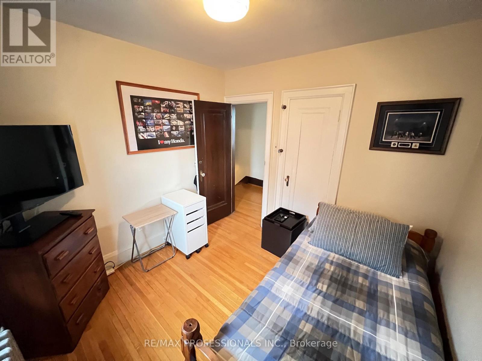 33 Chandos Avenue, Toronto, Ontario  M6H 2E6 - Photo 8 - W12477277