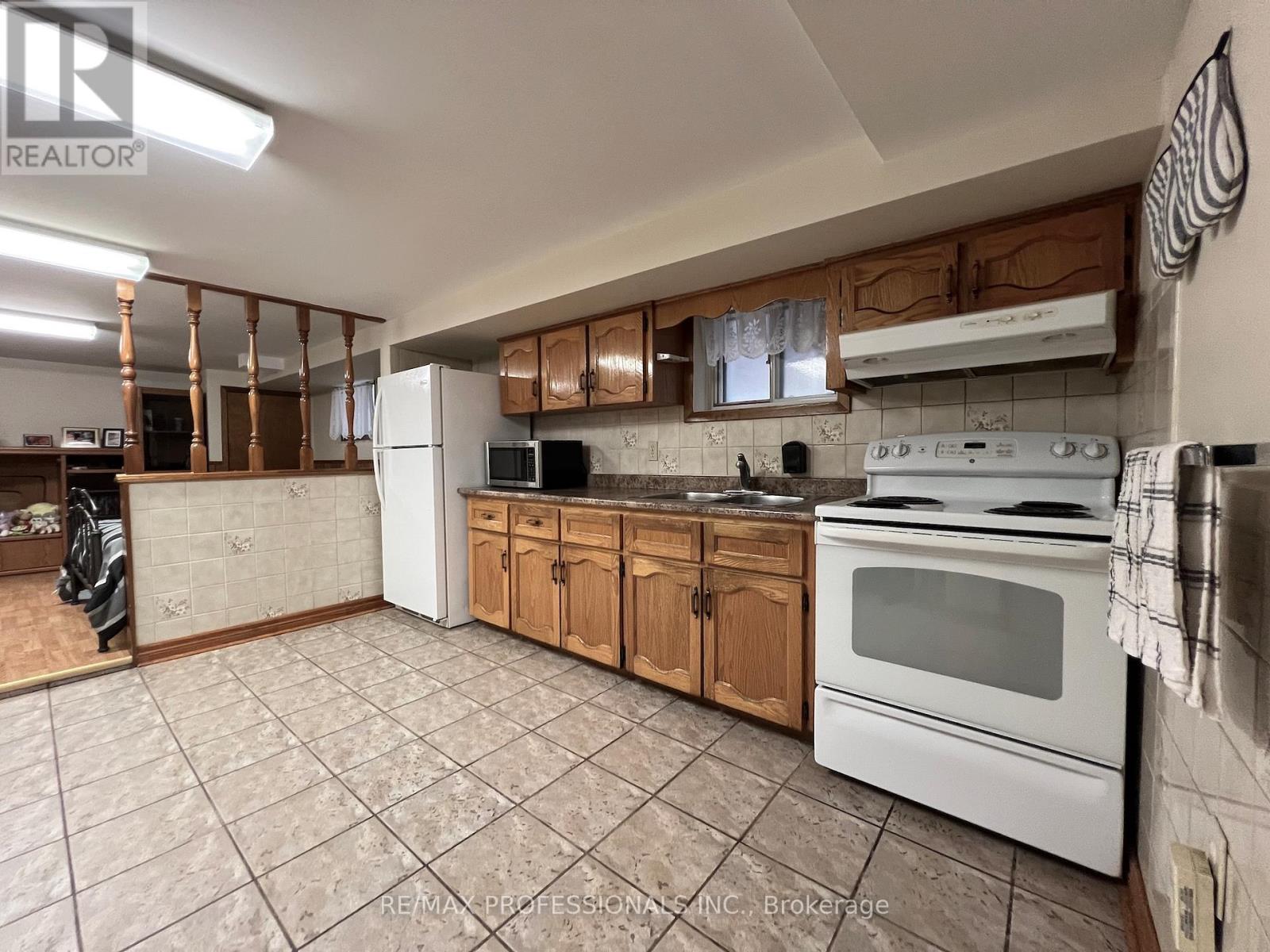 33 Chandos Avenue, Toronto, Ontario  M6H 2E6 - Photo 45 - W12477277