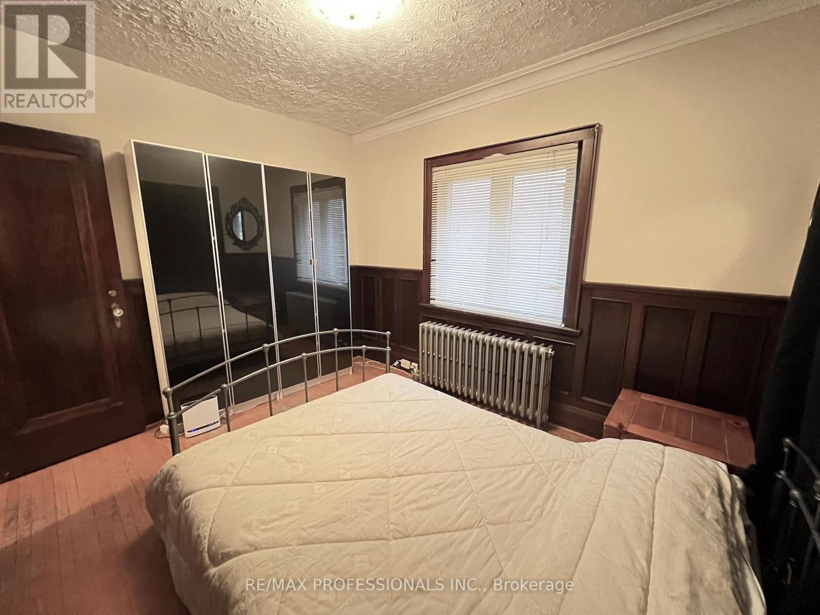 33 Chandos Avenue, Toronto, Ontario  M6H 2E6 - Photo 25 - W12477277