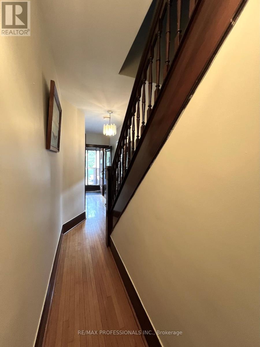 33 Chandos Avenue, Toronto, Ontario  M6H 2E6 - Photo 5 - W12477277