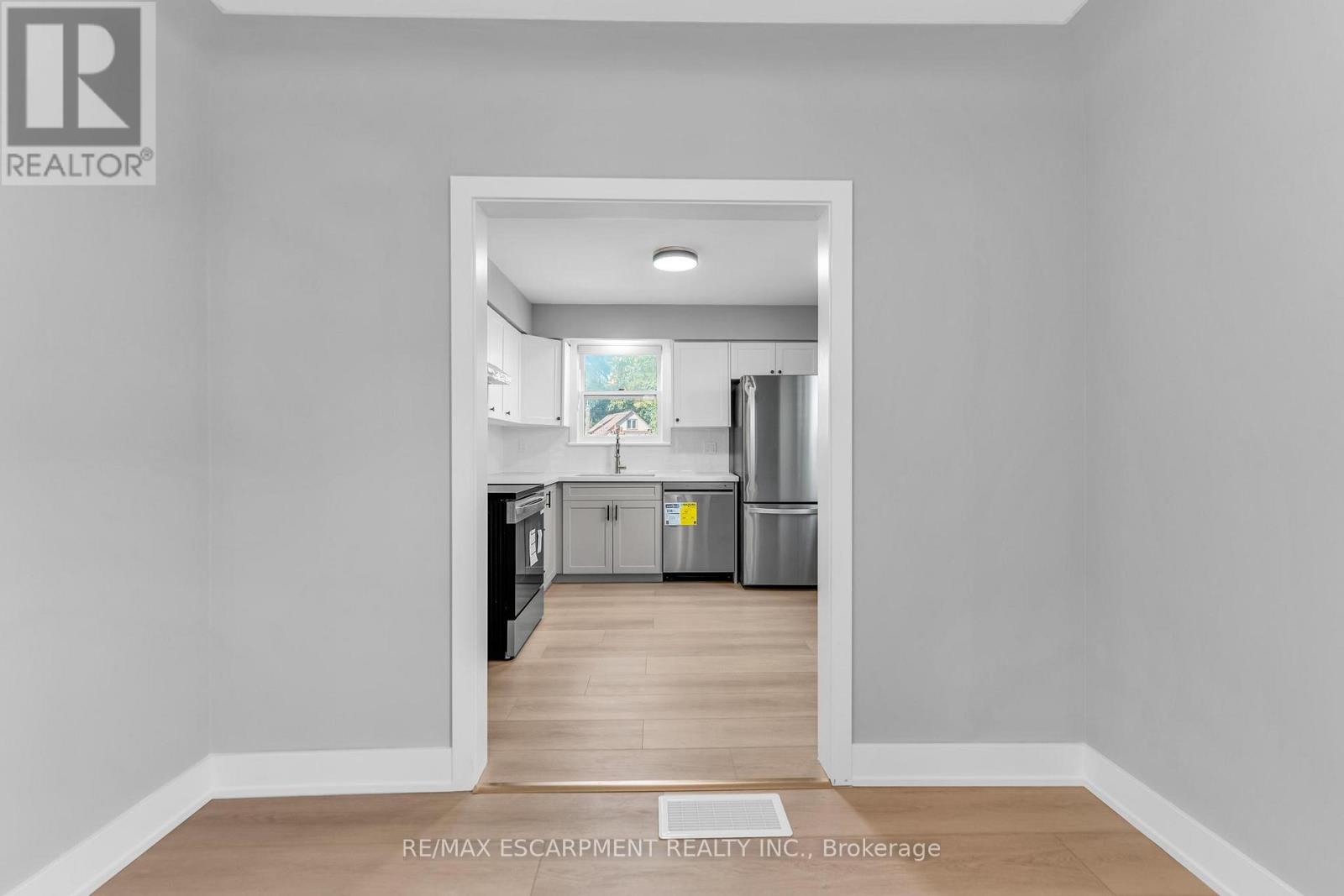 9 Elaine Court, Hamilton, Ontario  L8K 3S2 - Photo 14 - X12477296