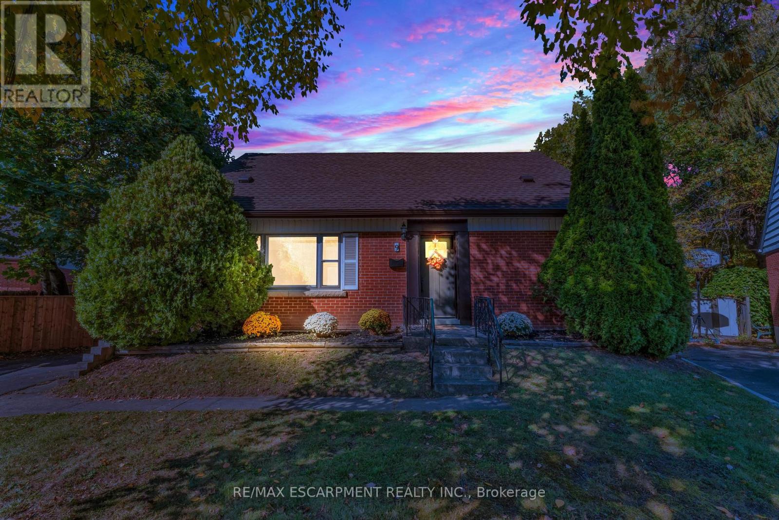 9 Elaine Court, Hamilton, Ontario  L8K 3S2 - Photo 2 - X12477296