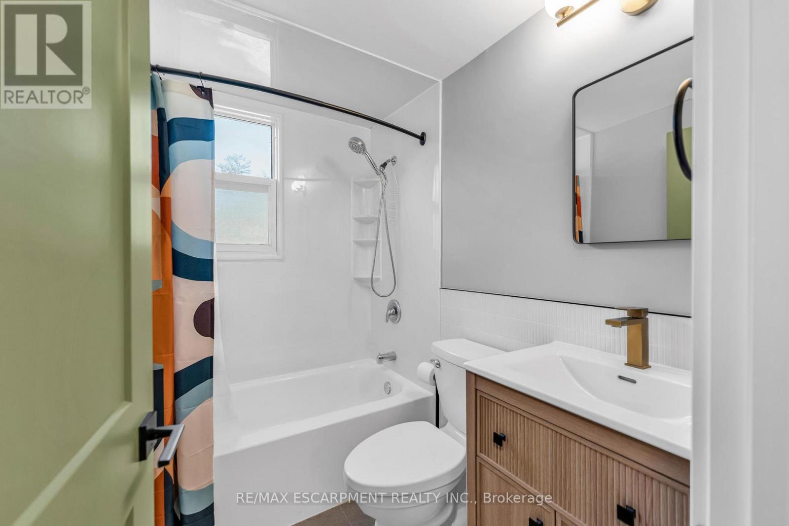 9 Elaine Court, Hamilton, Ontario  L8K 3S2 - Photo 9 - X12477296