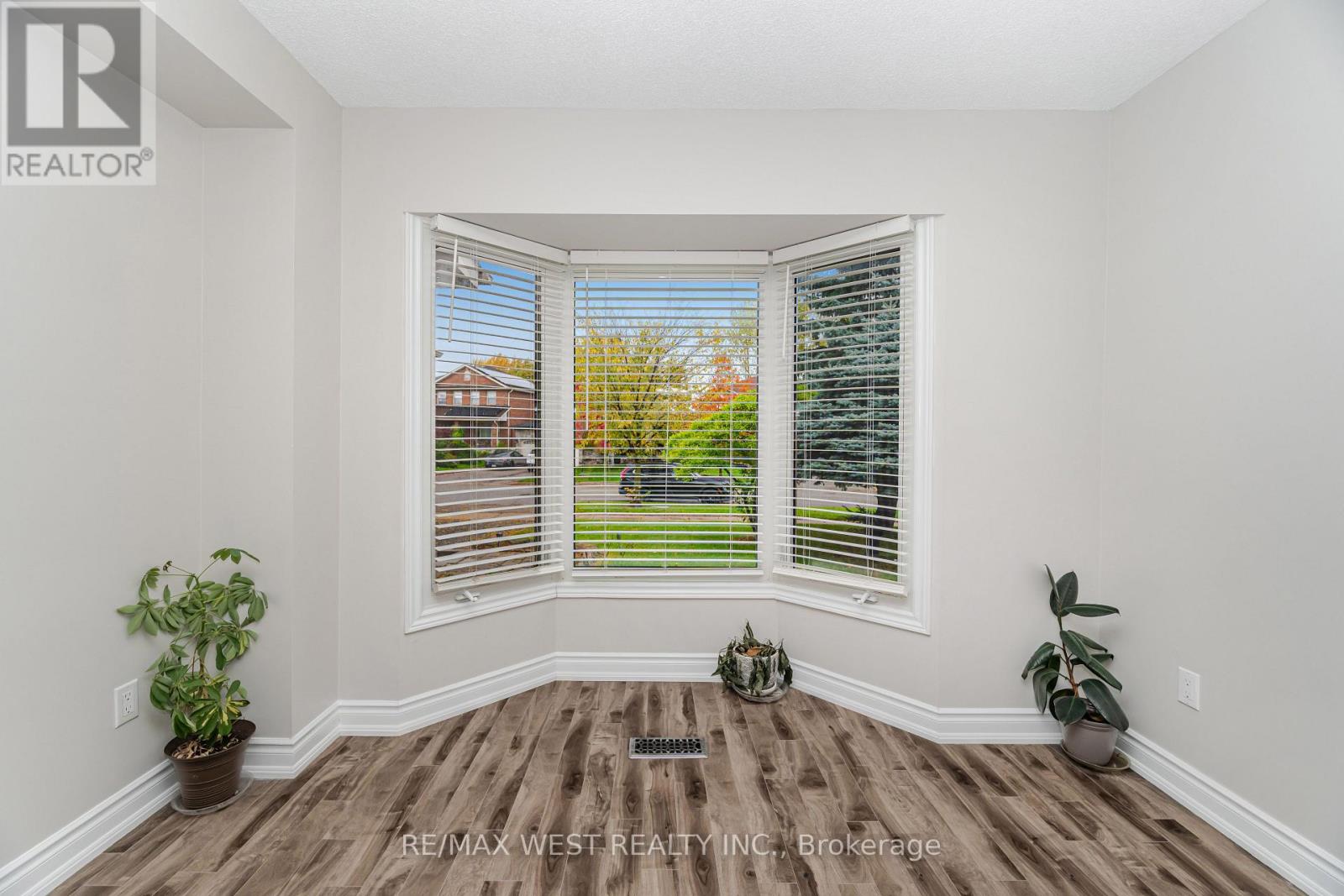 86 Dina Road, Vaughan (Maple), Ontario  L6A 1L7 - Photo 11 - N12474229