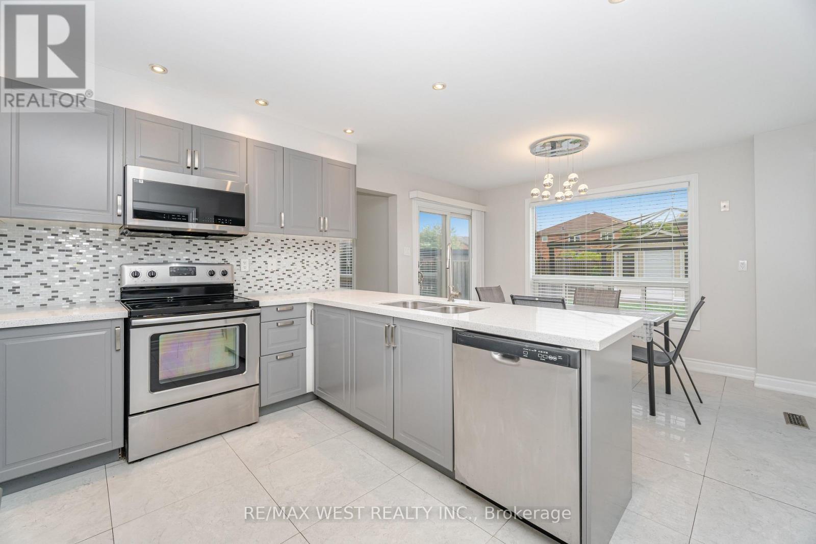 86 Dina Road, Vaughan (Maple), Ontario  L6A 1L7 - Photo 19 - N12474229