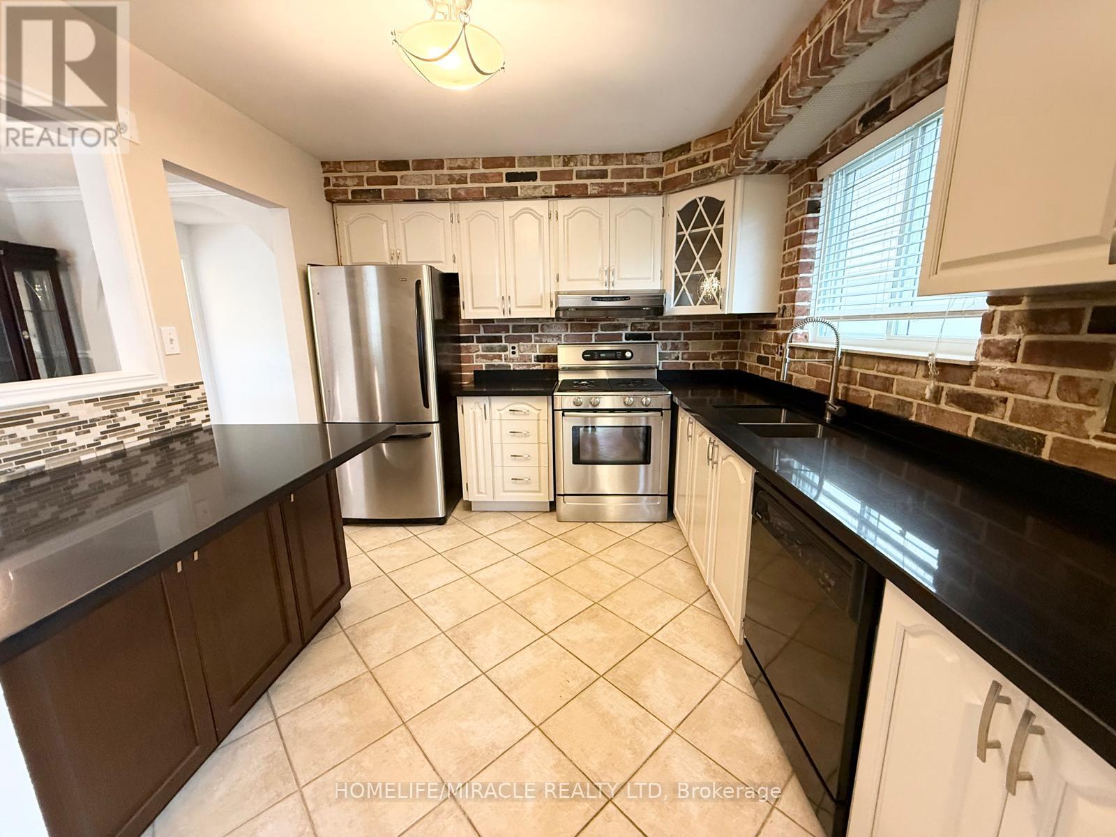 91 Garside Crescent, Brampton, Ontario  L6S 1H5 - Photo 3 - W12476992
