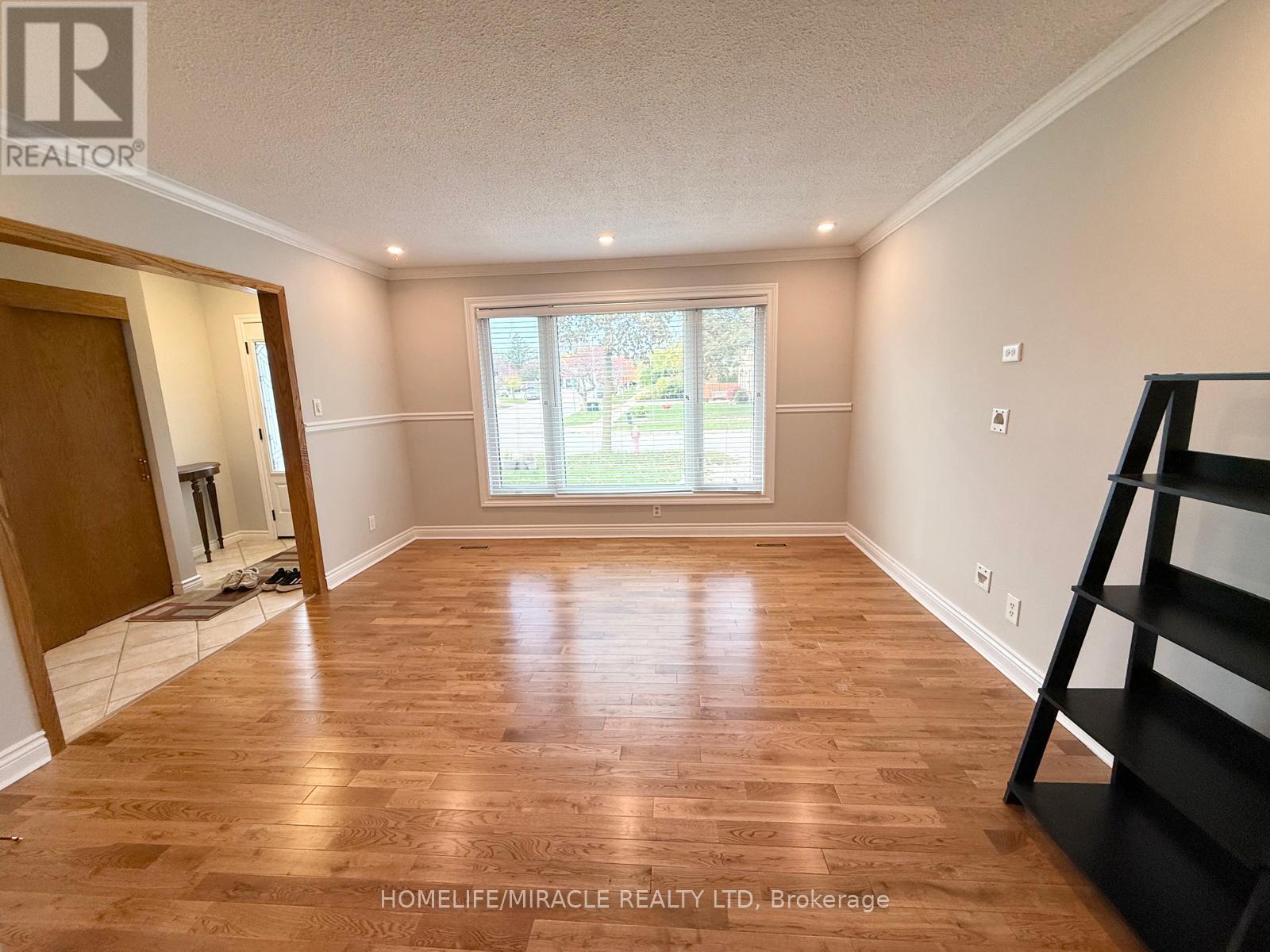 91 Garside Crescent, Brampton, Ontario  L6S 1H5 - Photo 7 - W12476992