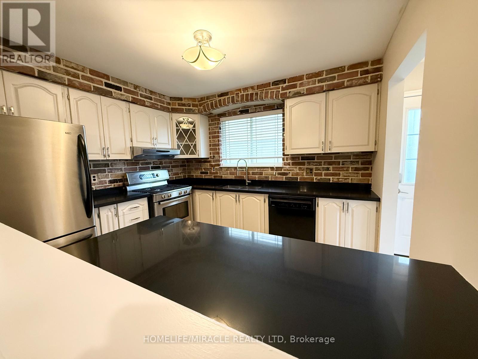91 Garside Crescent, Brampton, Ontario  L6S 1H5 - Photo 4 - W12476992