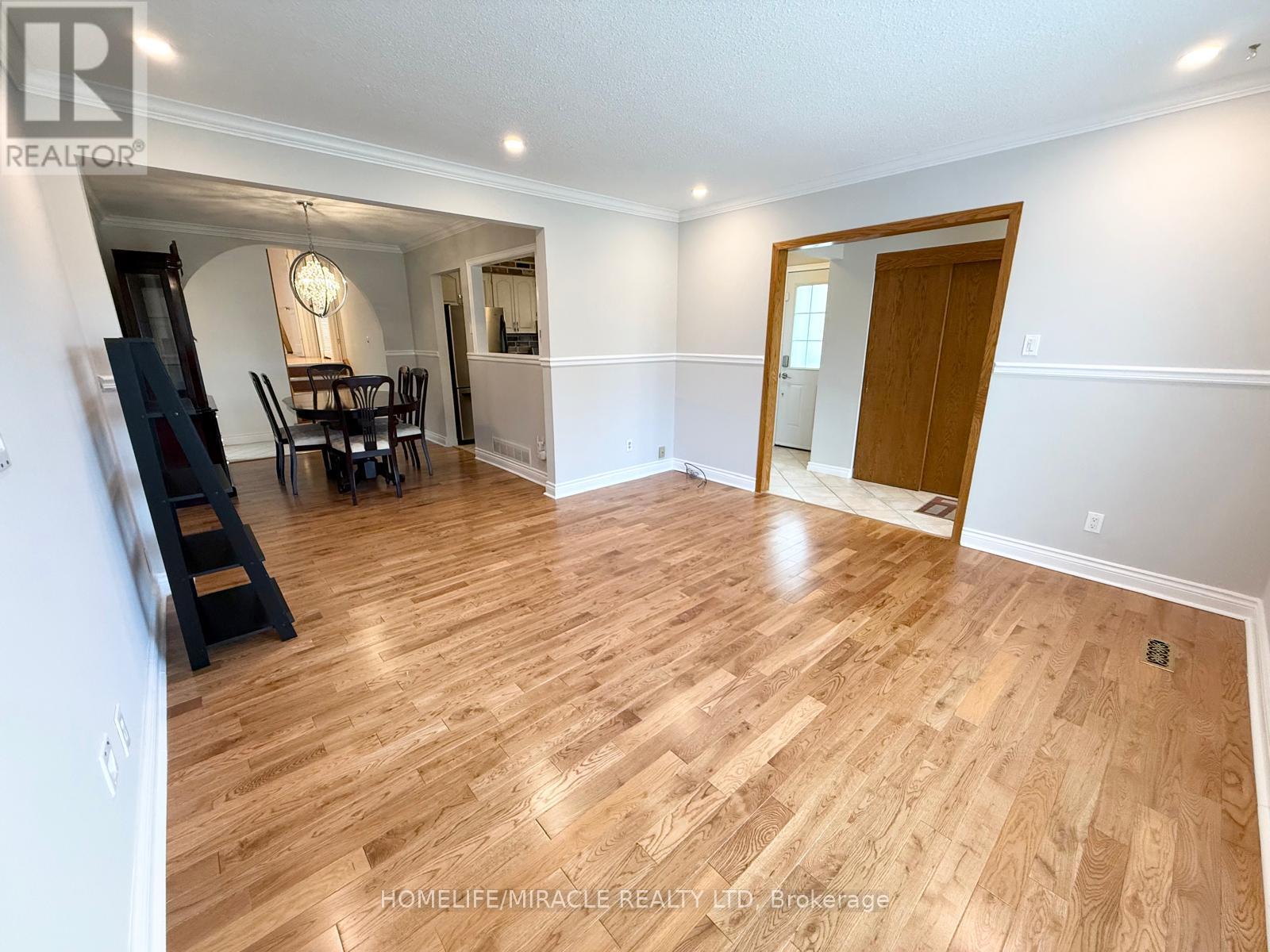 91 Garside Crescent, Brampton, Ontario  L6S 1H5 - Photo 8 - W12476992