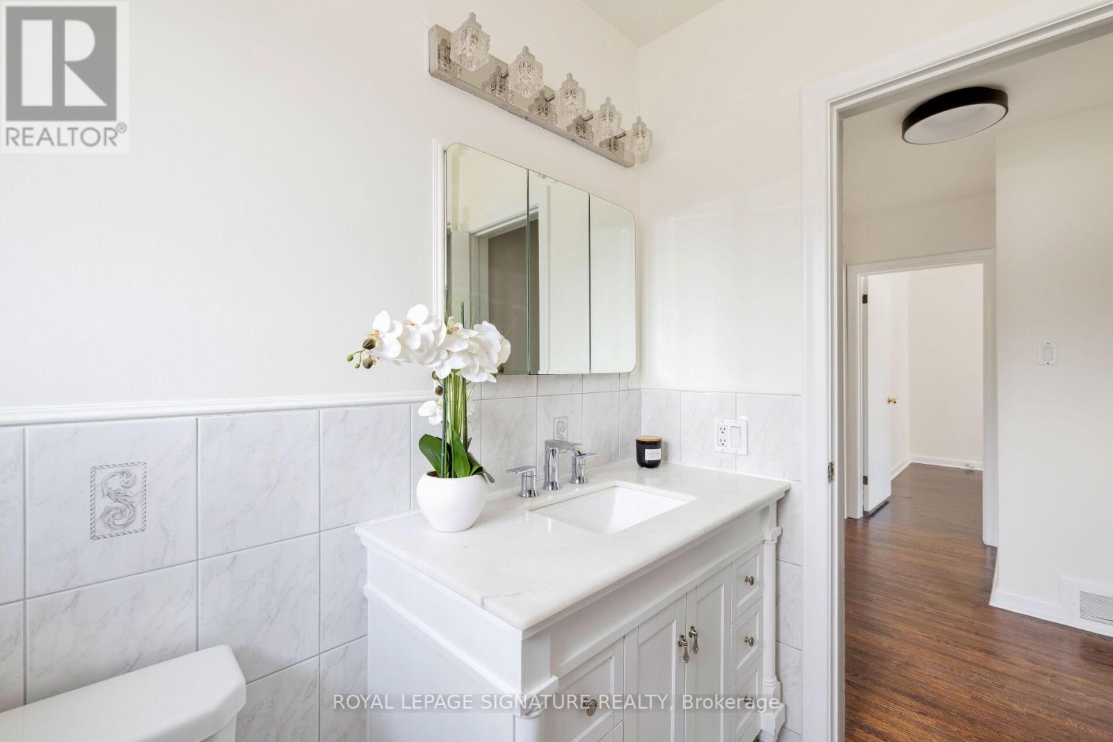 Main - 26 Paragon Road, Toronto, Ontario  M9R 1J5 - Photo 11 - W12477303