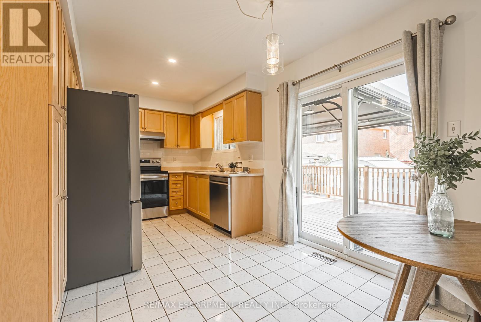 12 Summerfield Crescent, Brampton, Ontario  L6X 4L3 - Photo 8 - W12477307
