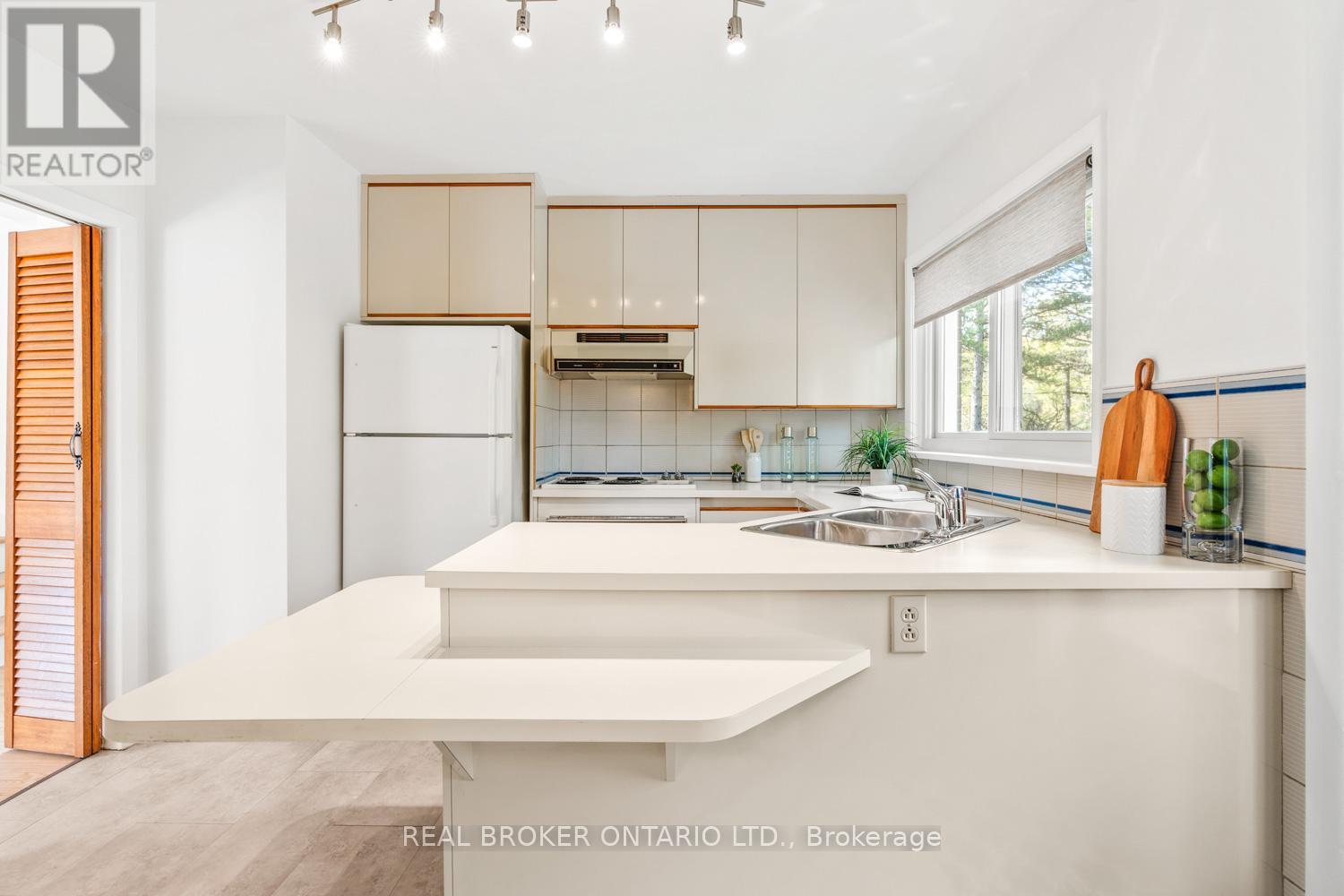 29 Veery Place, Toronto, Ontario  M3C 2C9 - Photo 7 - C12475818