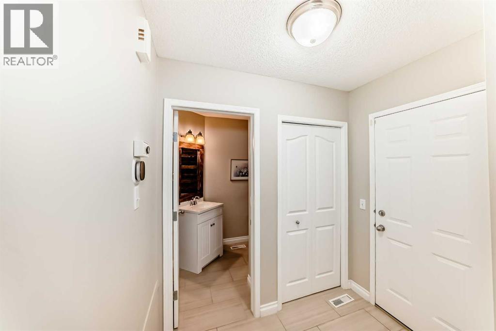 54 Cougarstone Mews Sw, Calgary, Alberta  T3H 5A2 - Photo 15 - A2253052