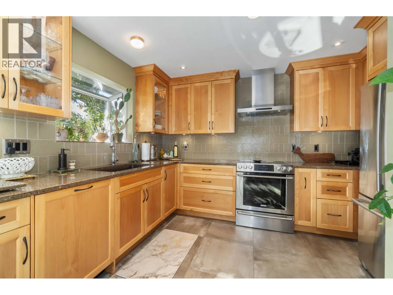 532 San Remo Drive, Port Moody, British Columbia  V3H 4K4 - Photo 9 - R3061246