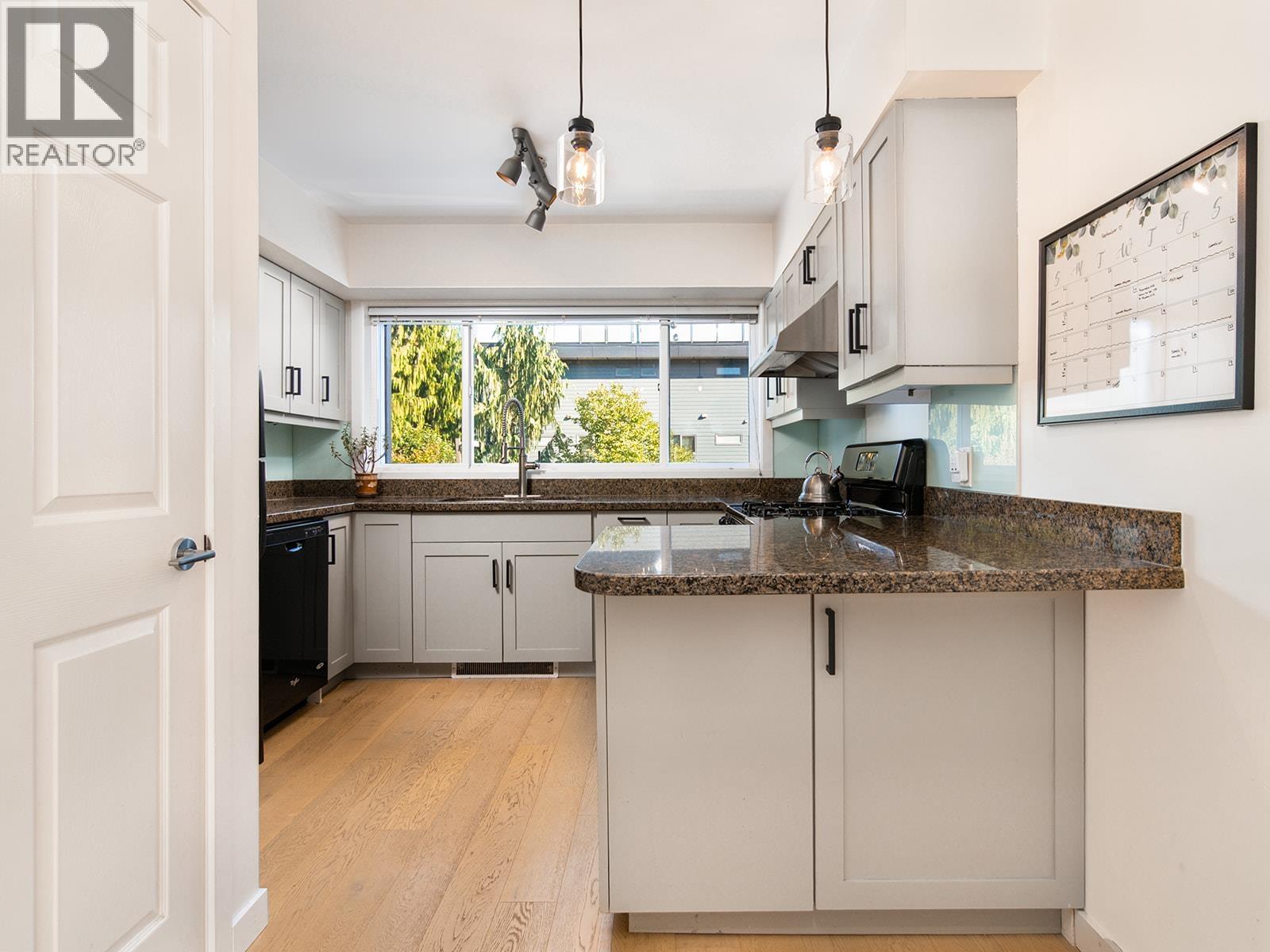 2 1261 Main Street, Squamish, British Columbia  V8B 0P7 - Photo 7 - R3061271