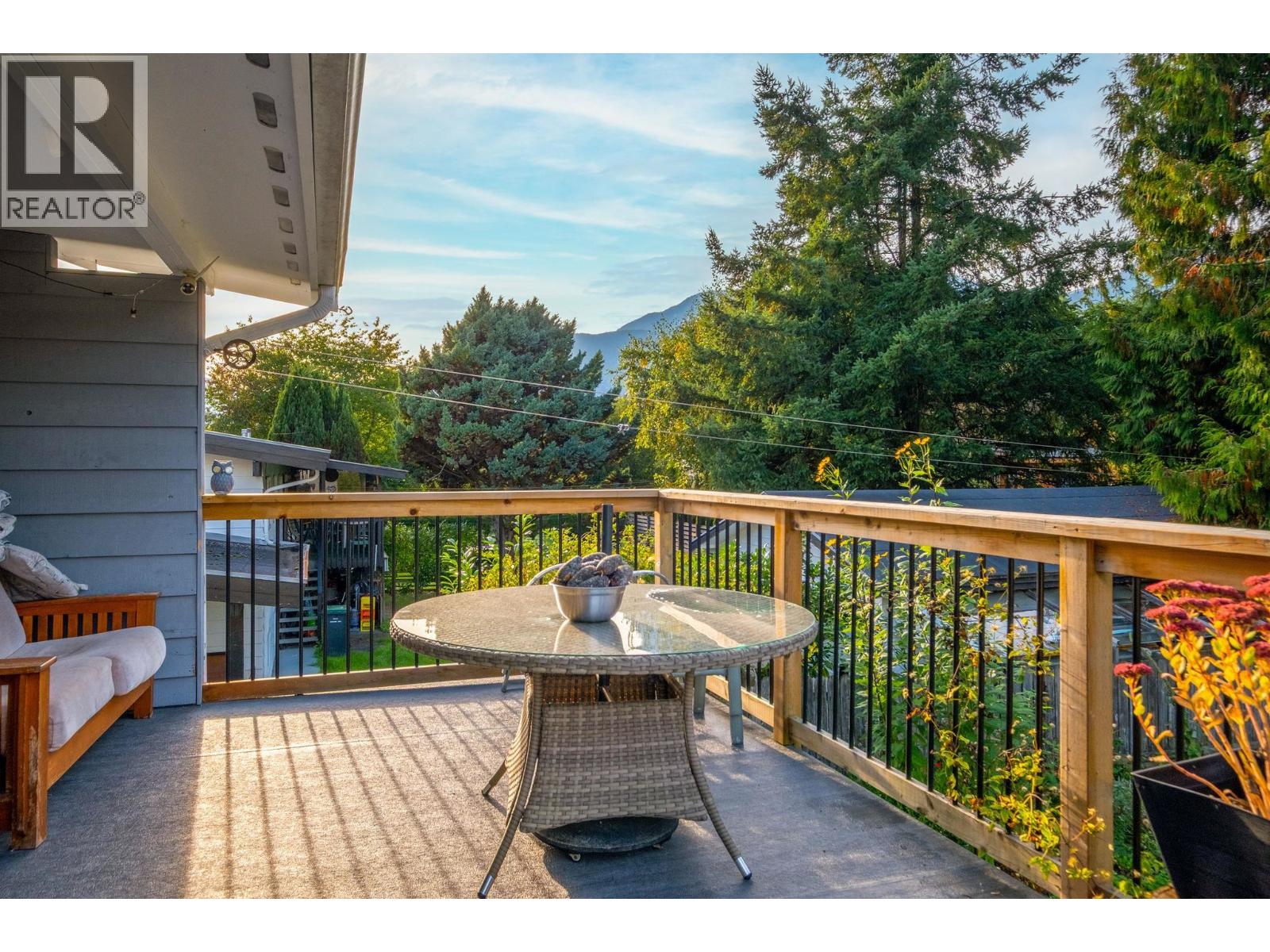 38159 Hemlock Avenue, Squamish, British Columbia  V8B 0X6 - Photo 11 - R3056199