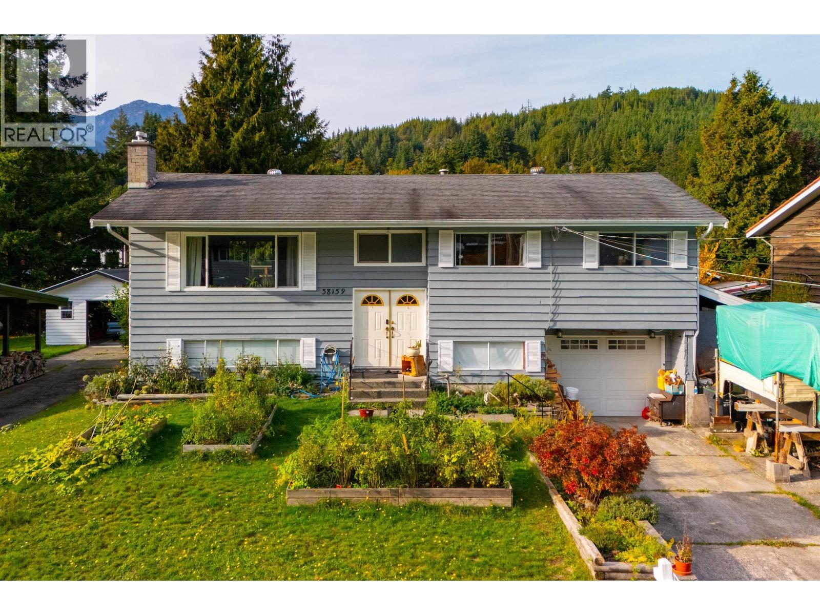 38159 HEMLOCK AVENUE, Squamish, British Columbia