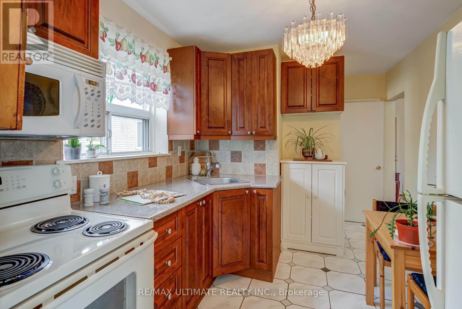 29 Clapperton Avenue, Toronto, Ontario  M1L 4K7 - Photo 6 - E12477339