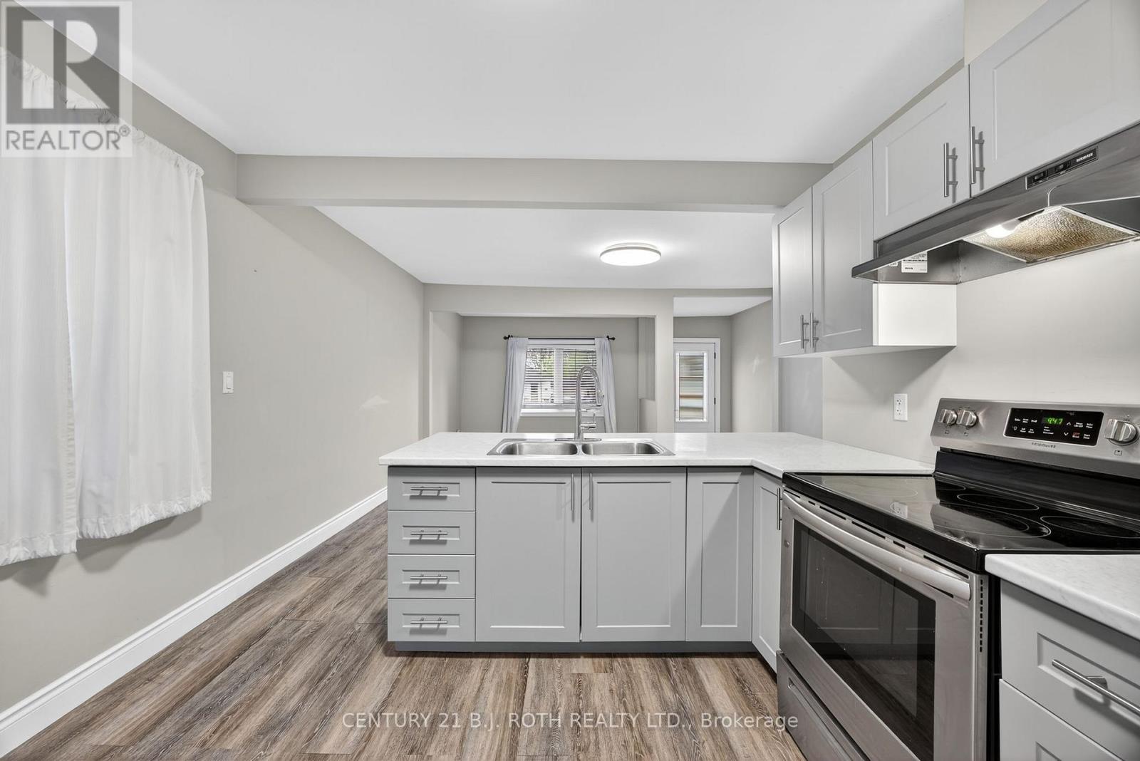 155 Penetang Street, Barrie, Ontario  L4M 1V9 - Photo 9 - S12477316