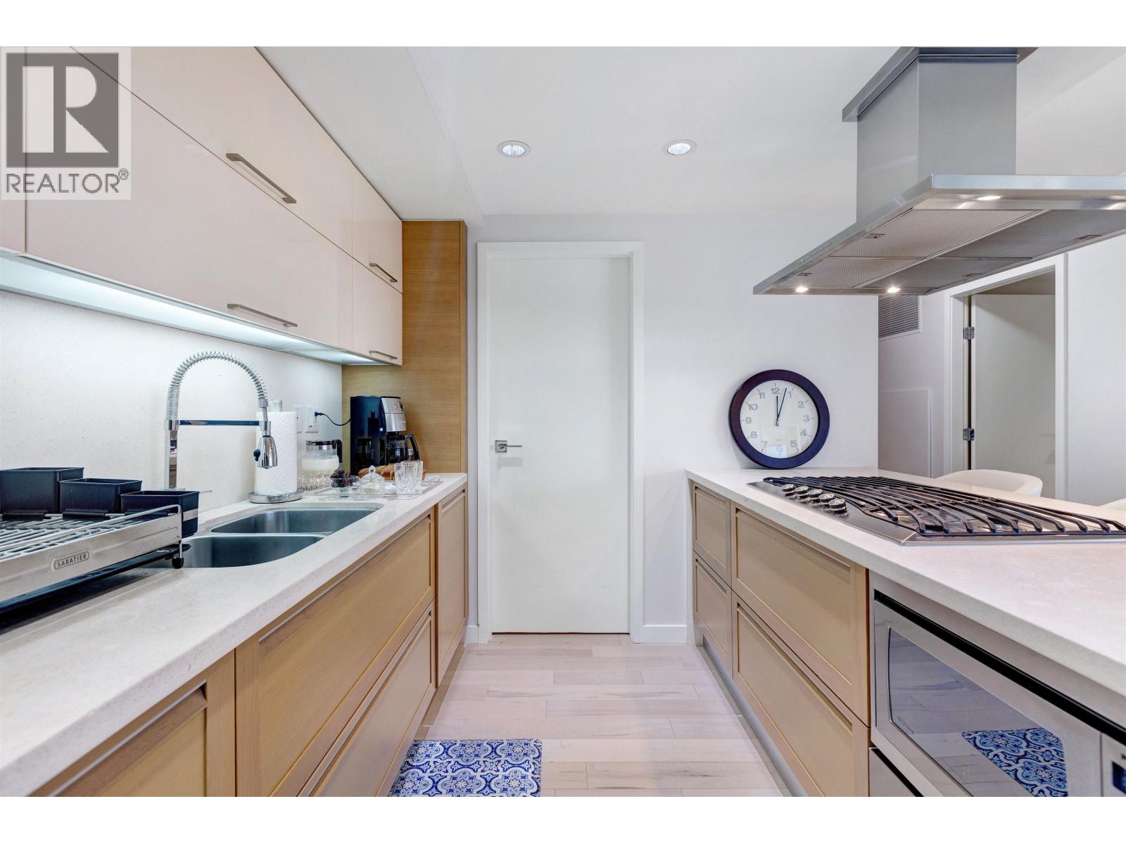 305 8 Smithe Mews, Vancouver, British Columbia  V6B 0A5 - Photo 7 - R3001108