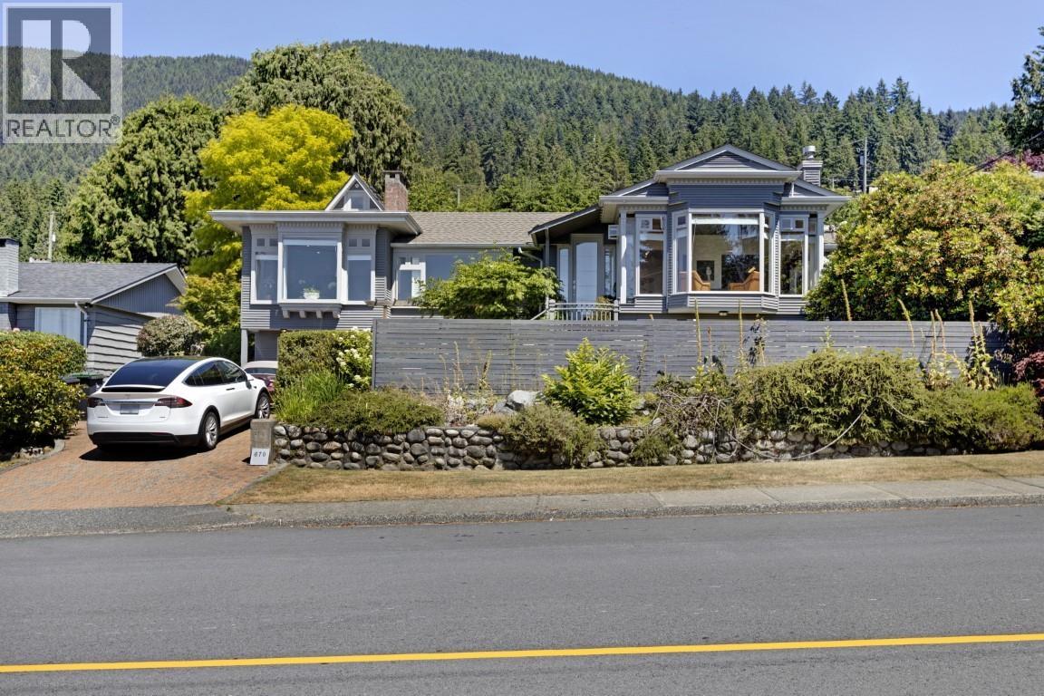 670 MONTROYAL BOULEVARD, North Vancouver, British Columbia