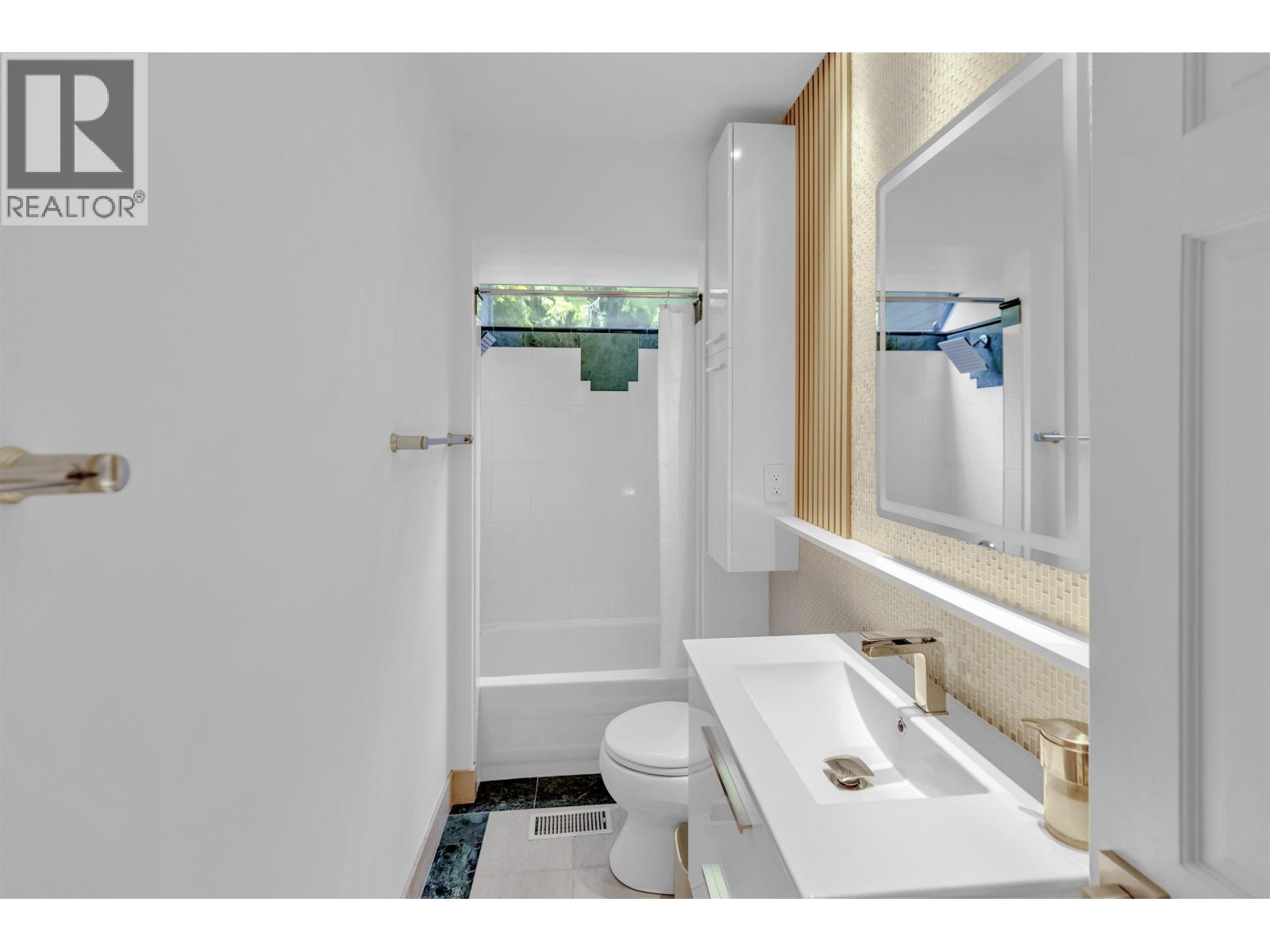 670 Montroyal Boulevard, North Vancouver, British Columbia  V7R 2G3 - Photo 10 - R3009726