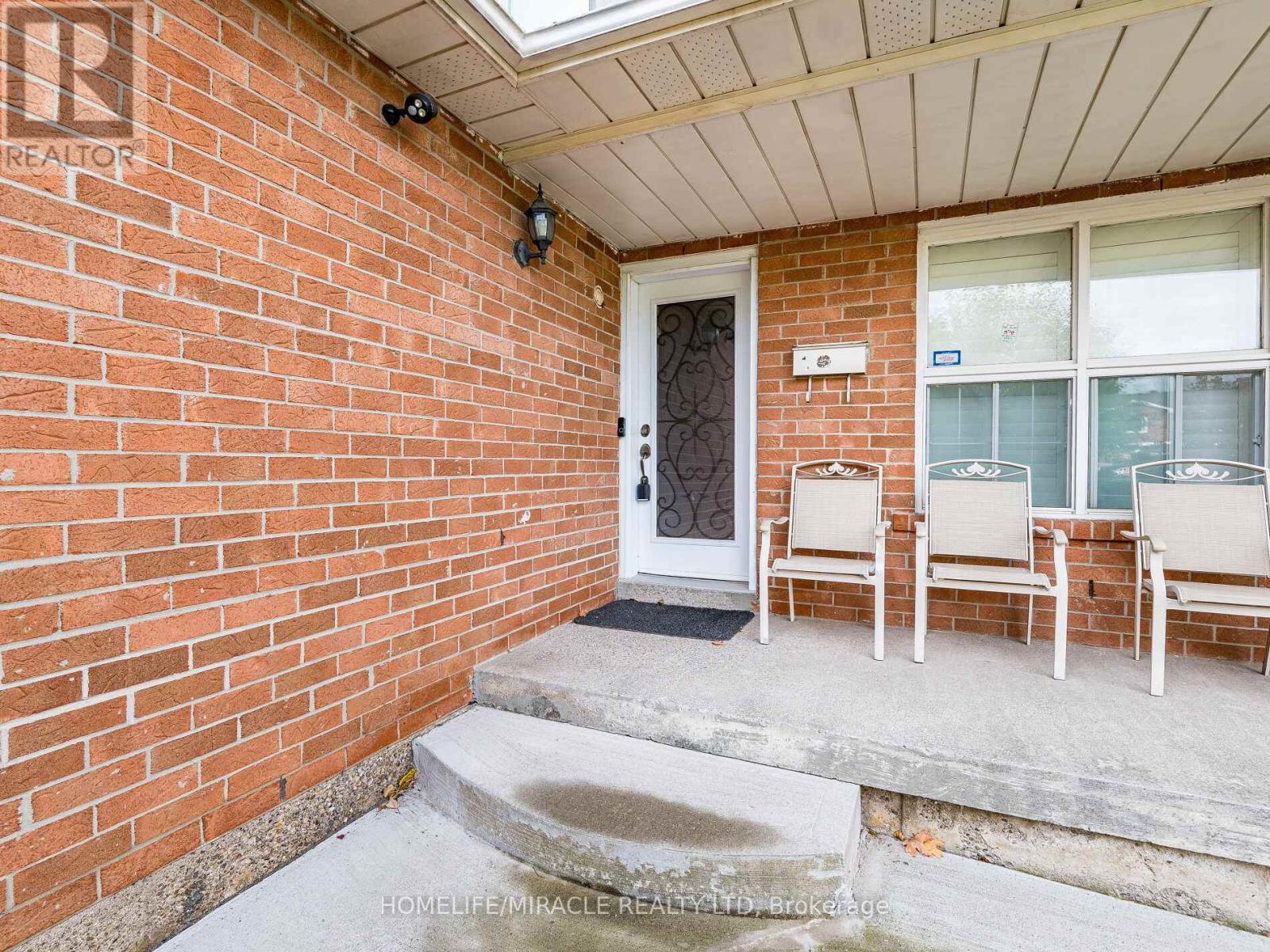 9 Ballycastle Crescent, Brampton, Ontario  L6Z 2V6 - Photo 6 - W12477320