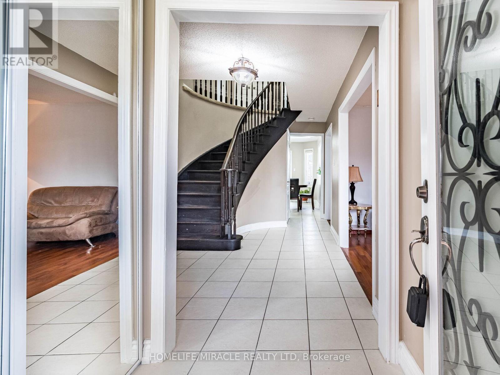 9 Ballycastle Crescent, Brampton, Ontario  L6Z 2V6 - Photo 7 - W12477320