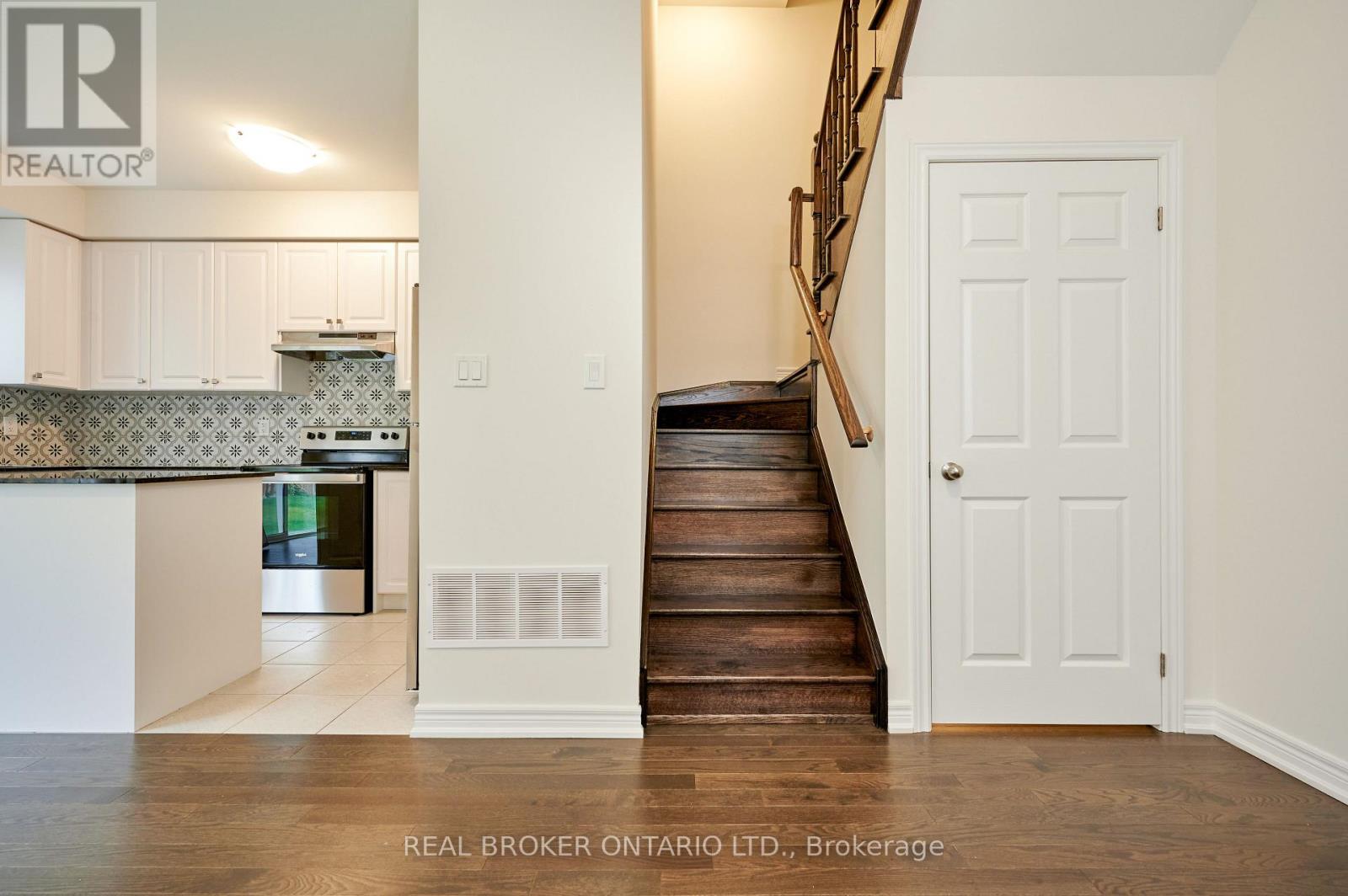 3957 Koenig Road, Burlington, Ontario  L7M 0Z7 - Photo 5 - W12477344