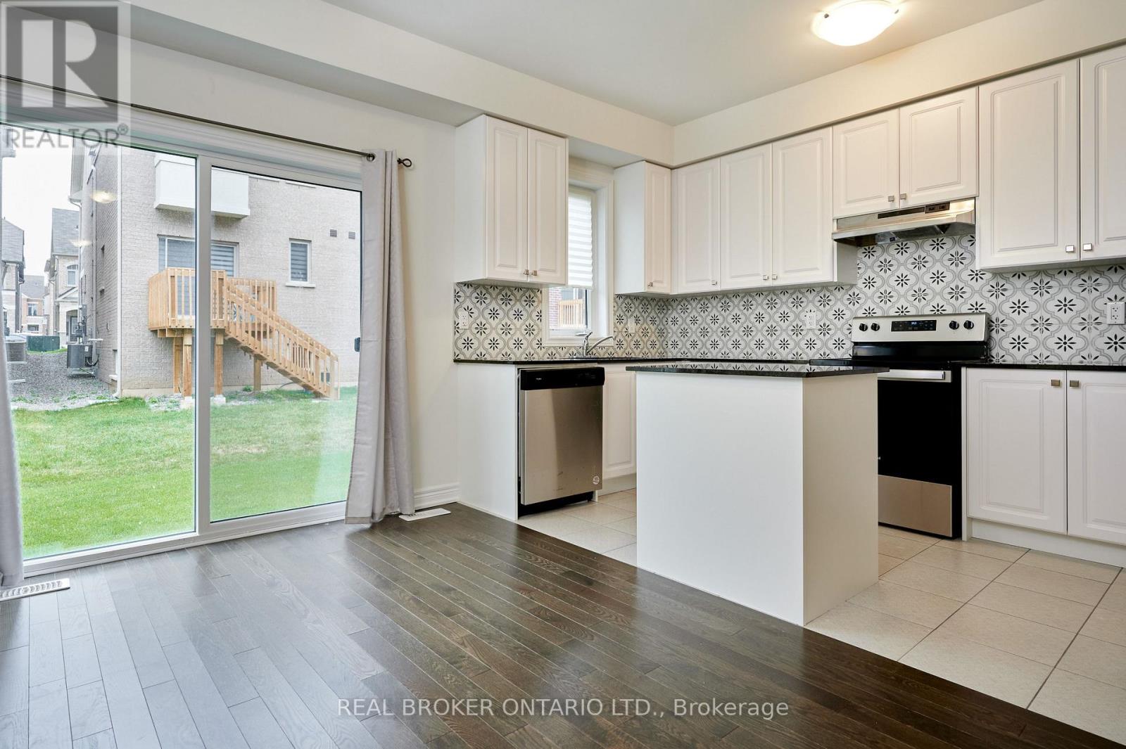3957 Koenig Road, Burlington, Ontario  L7M 0Z7 - Photo 6 - W12477344