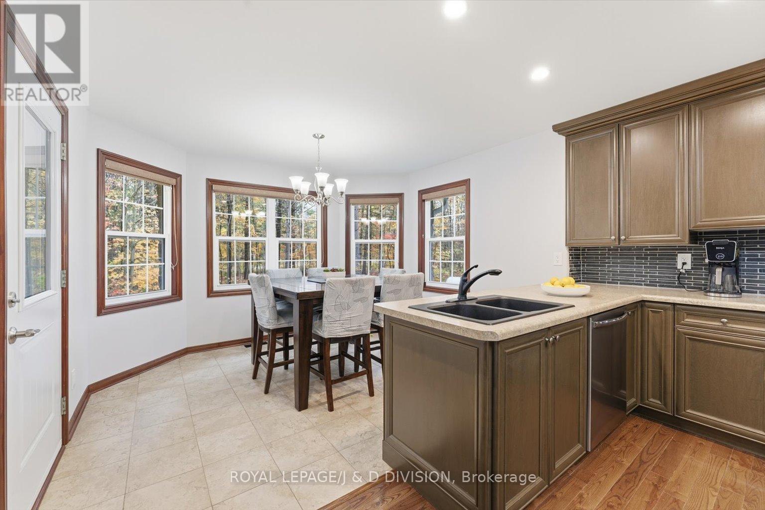 2925 Pinecone Trail, Severn, Ontario  L0K 2B0 - Photo 21 - S12476986