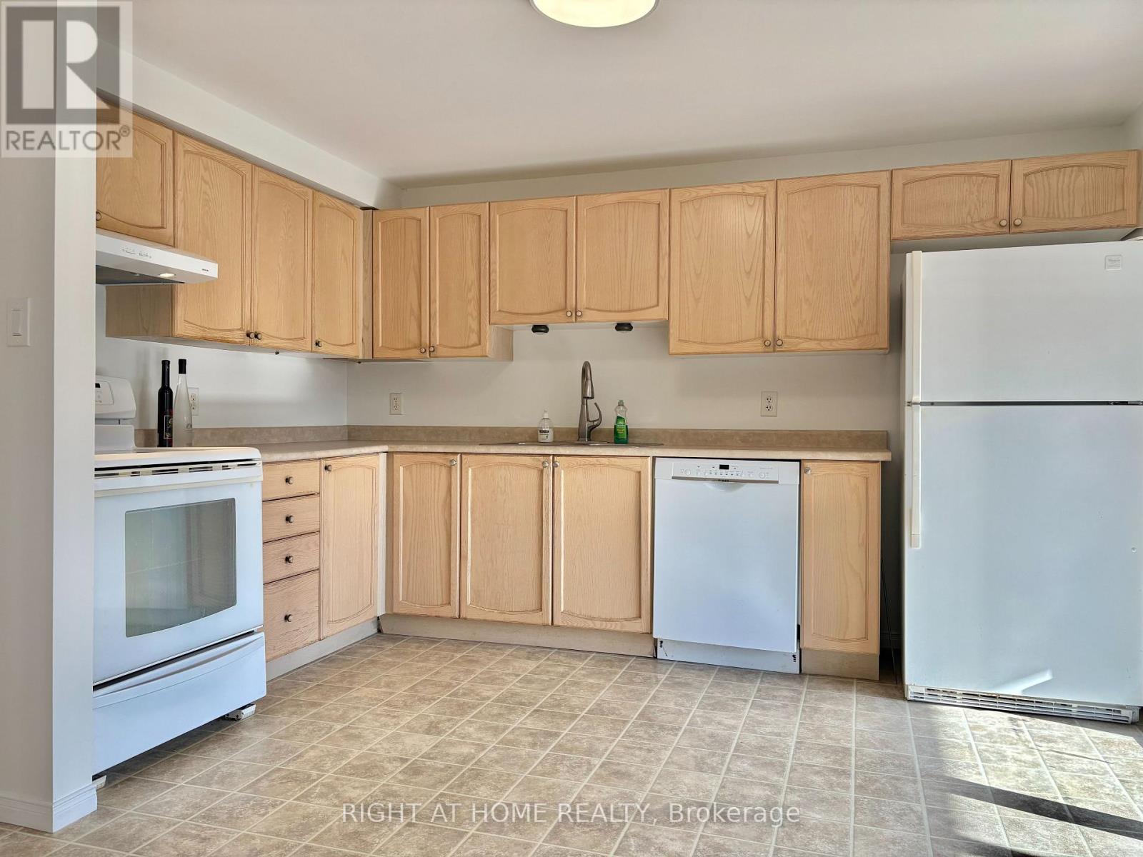 33 Raymond Crescent, Barrie, Ontario  L4N 0X6 - Photo 4 - S12470089
