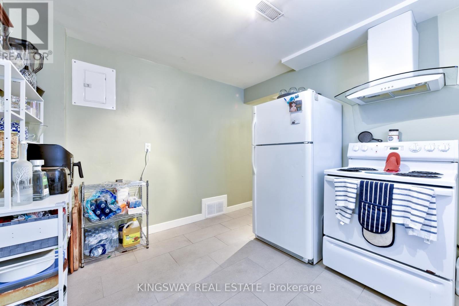 29 Evans Avenue, Toronto (Mimico), Ontario  M8Z 1H4 - Photo 16 - W12458747