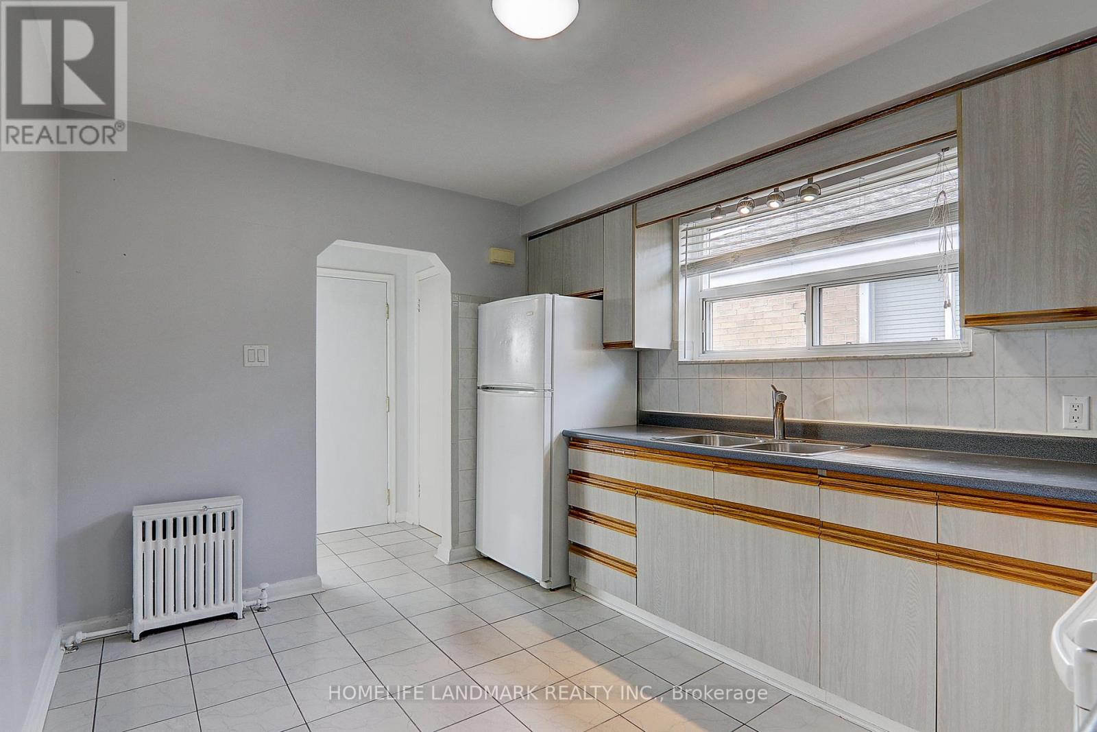 2(Upper - 8 Hanson Road, Toronto, Ontario  M6E 1T3 - Photo 10 - C12477462
