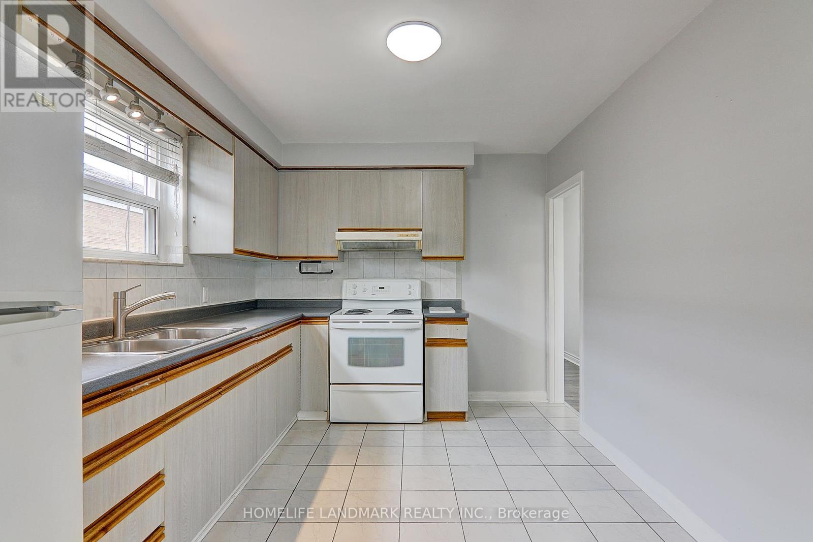 2(Upper - 8 Hanson Road, Toronto, Ontario  M6E 1T3 - Photo 8 - C12477462