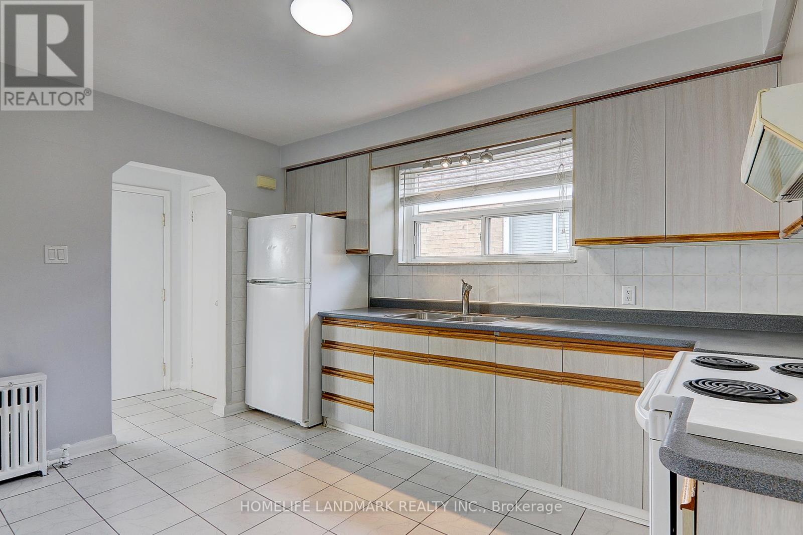 2(Upper - 8 Hanson Road, Toronto, Ontario  M6E 1T3 - Photo 9 - C12477462