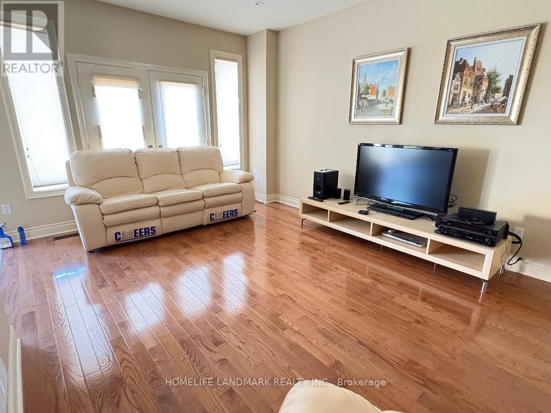 29 Hans Drive, Markham, Ontario  L6C 1S9 - Photo 2 - N12477454
