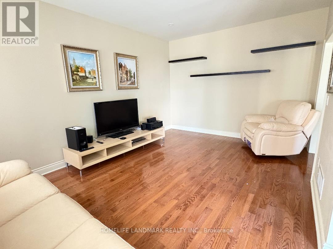 29 Hans Drive, Markham, Ontario  L6C 1S9 - Photo 4 - N12477454