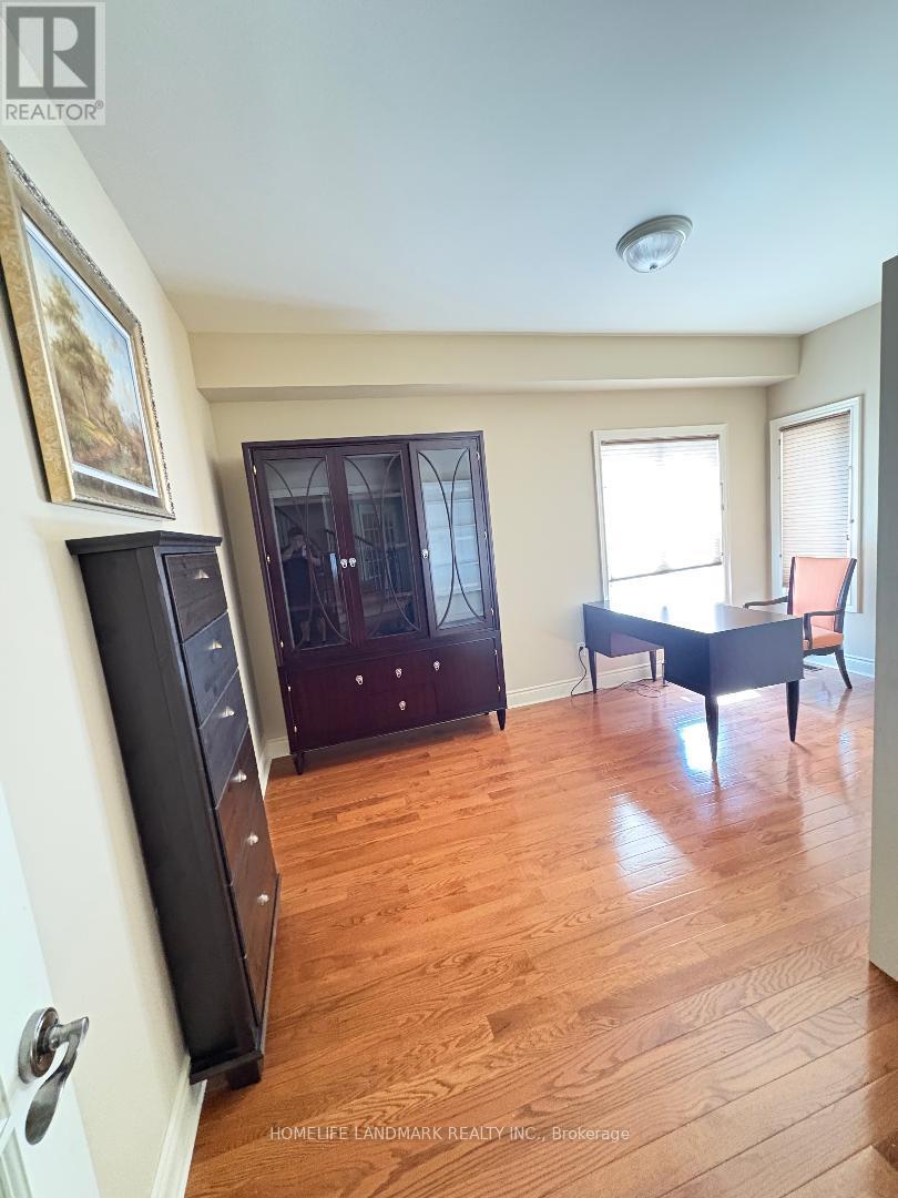 29 Hans Drive, Markham, Ontario  L6C 1S9 - Photo 6 - N12477454